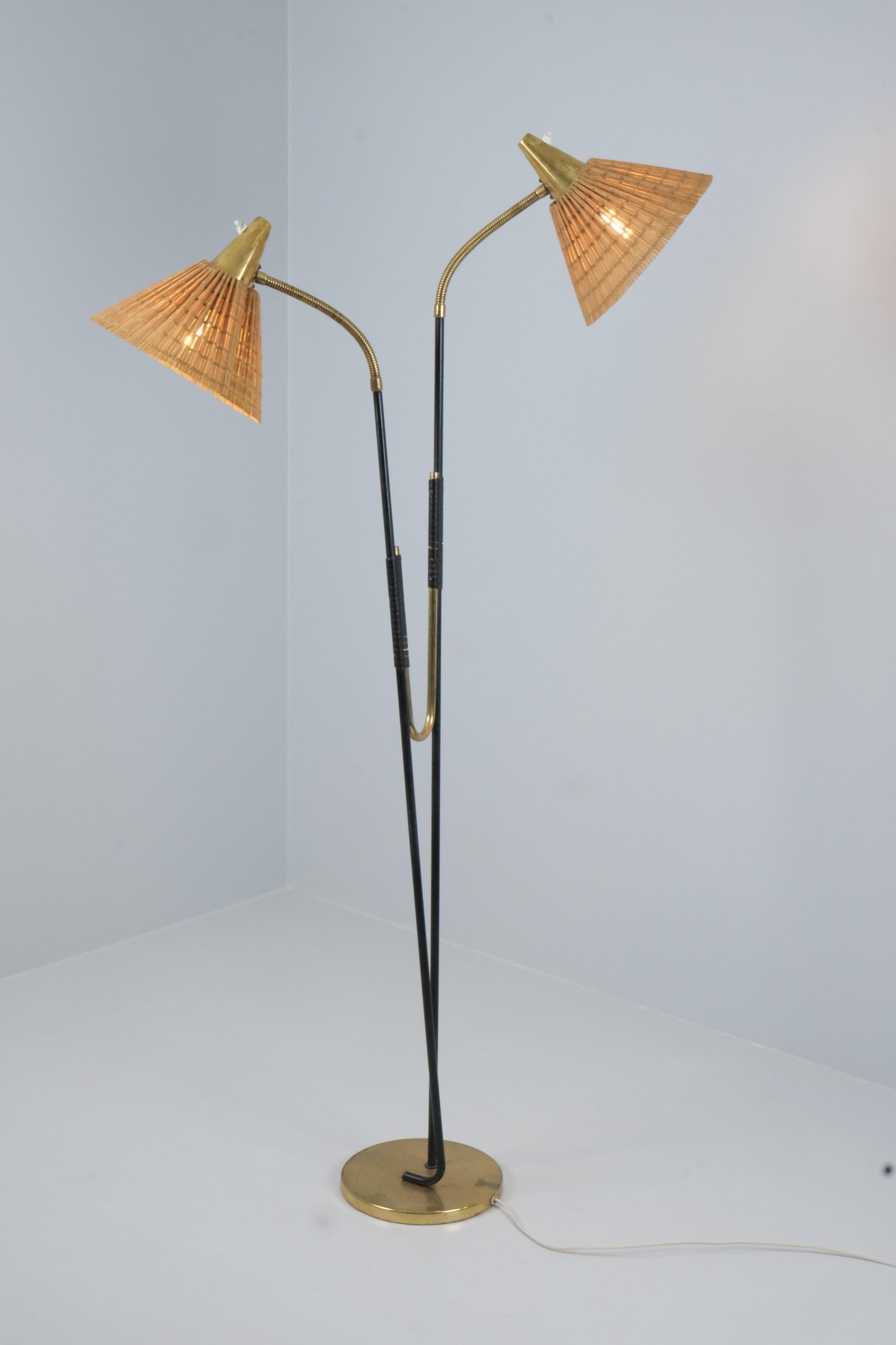 Moderne Stehlampe aus der Mitte des Jahrhunderts Modell Nr. EN 31 mit Rattanschirmen, Itsu 1950er Jahre (Skandinavische Moderne) im Angebot