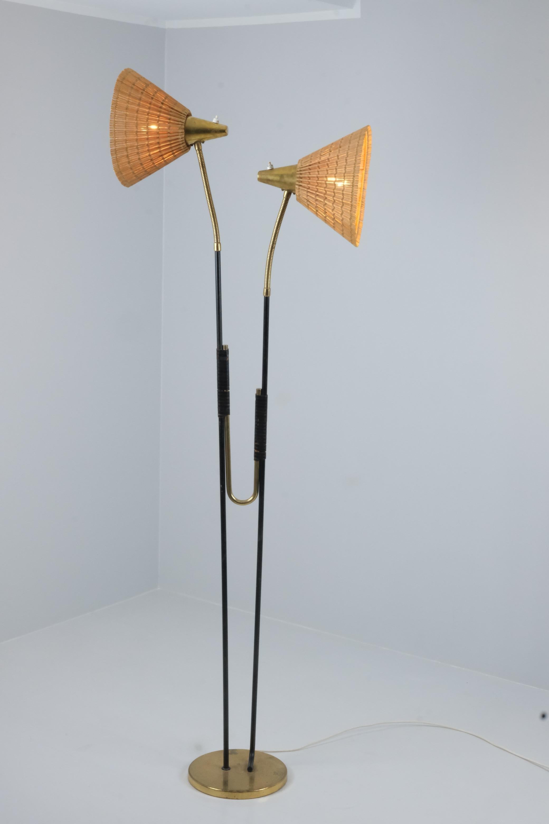 Moderne Stehlampe aus der Mitte des Jahrhunderts Modell Nr. EN 31 mit Rattanschirmen, Itsu 1950er Jahre (Finnisch) im Angebot