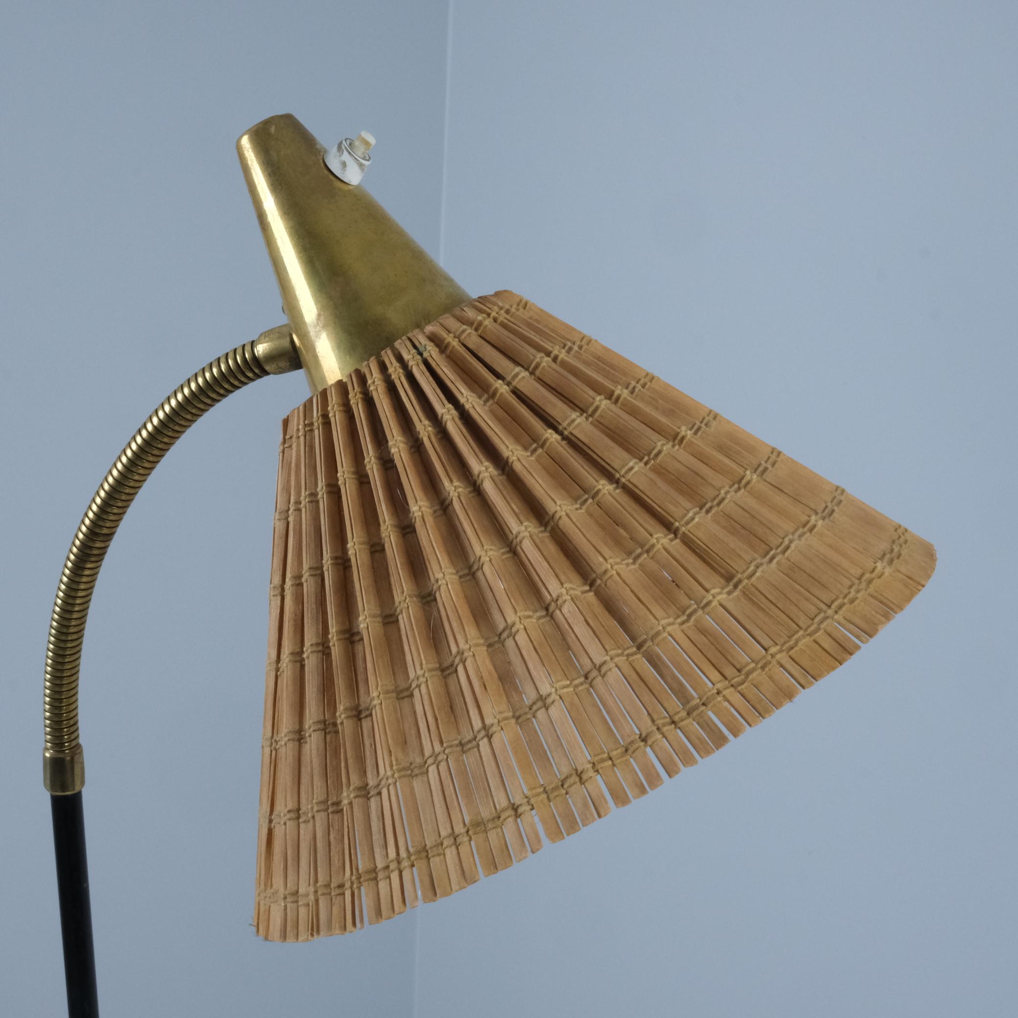 Moderne Stehlampe aus der Mitte des Jahrhunderts Modell Nr. EN 31 mit Rattanschirmen, Itsu 1950er Jahre (Messing) im Angebot