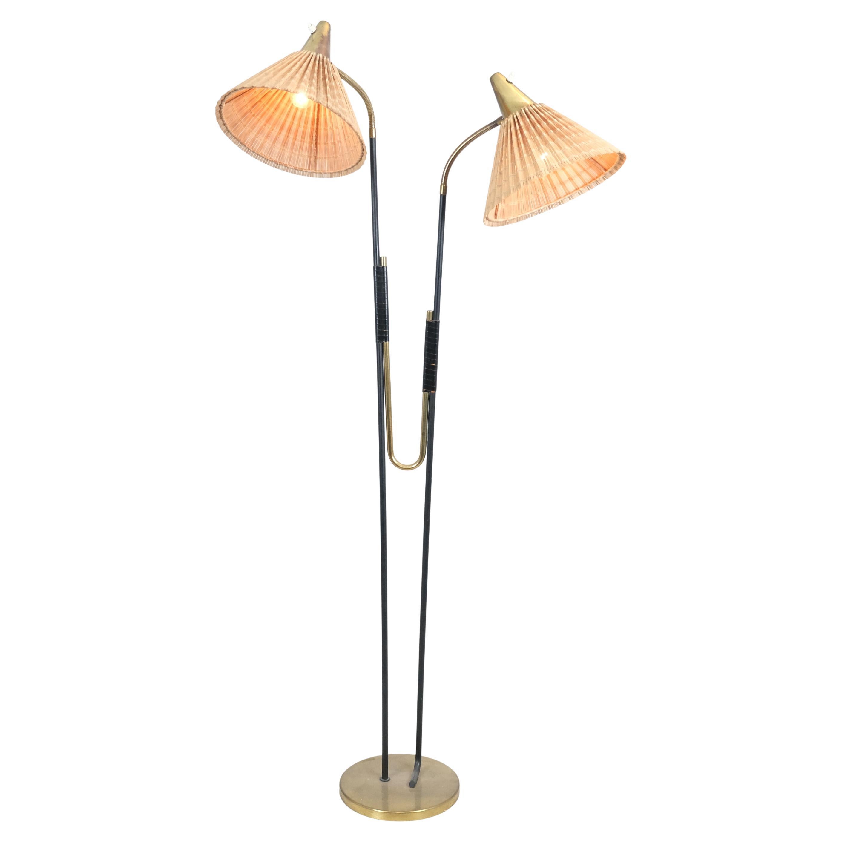 Lámpara de pie moderna de mediados de siglo Model No. EN 31 con pantallas de ratán, Itsu Años 50 en venta