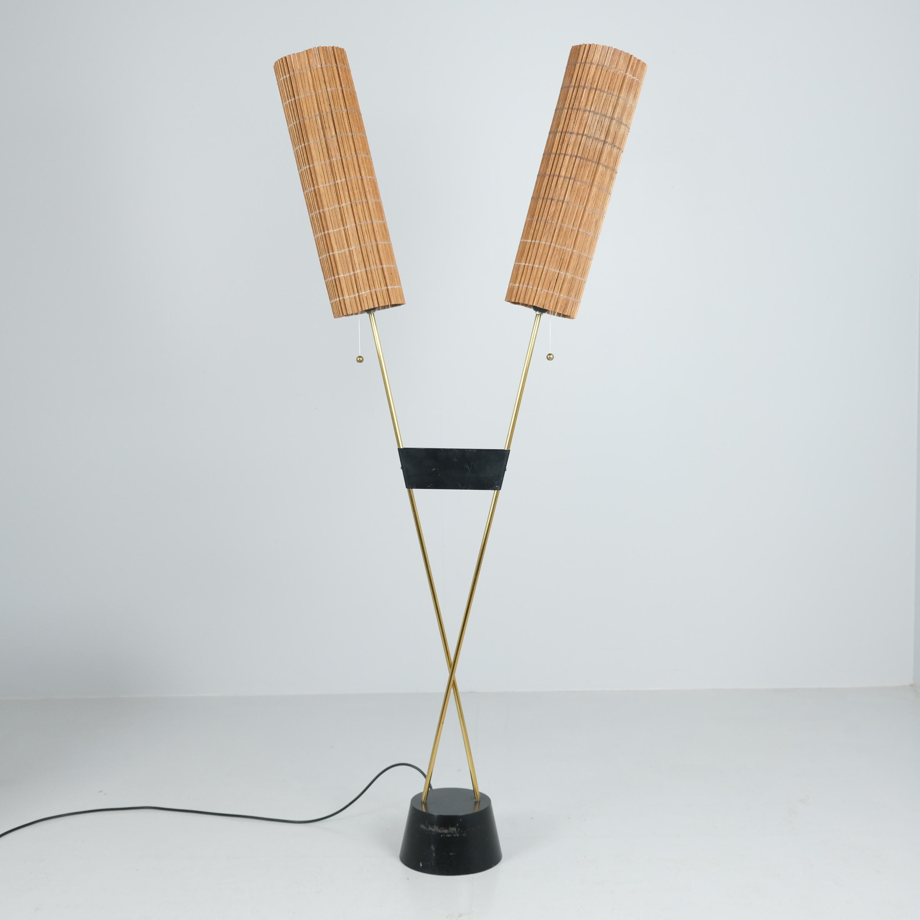 Scandinavo moderno Mid-Century Modern Floor Lamp Model No. EN 40 with Rattan Shades, Itsu 1960s in vendita