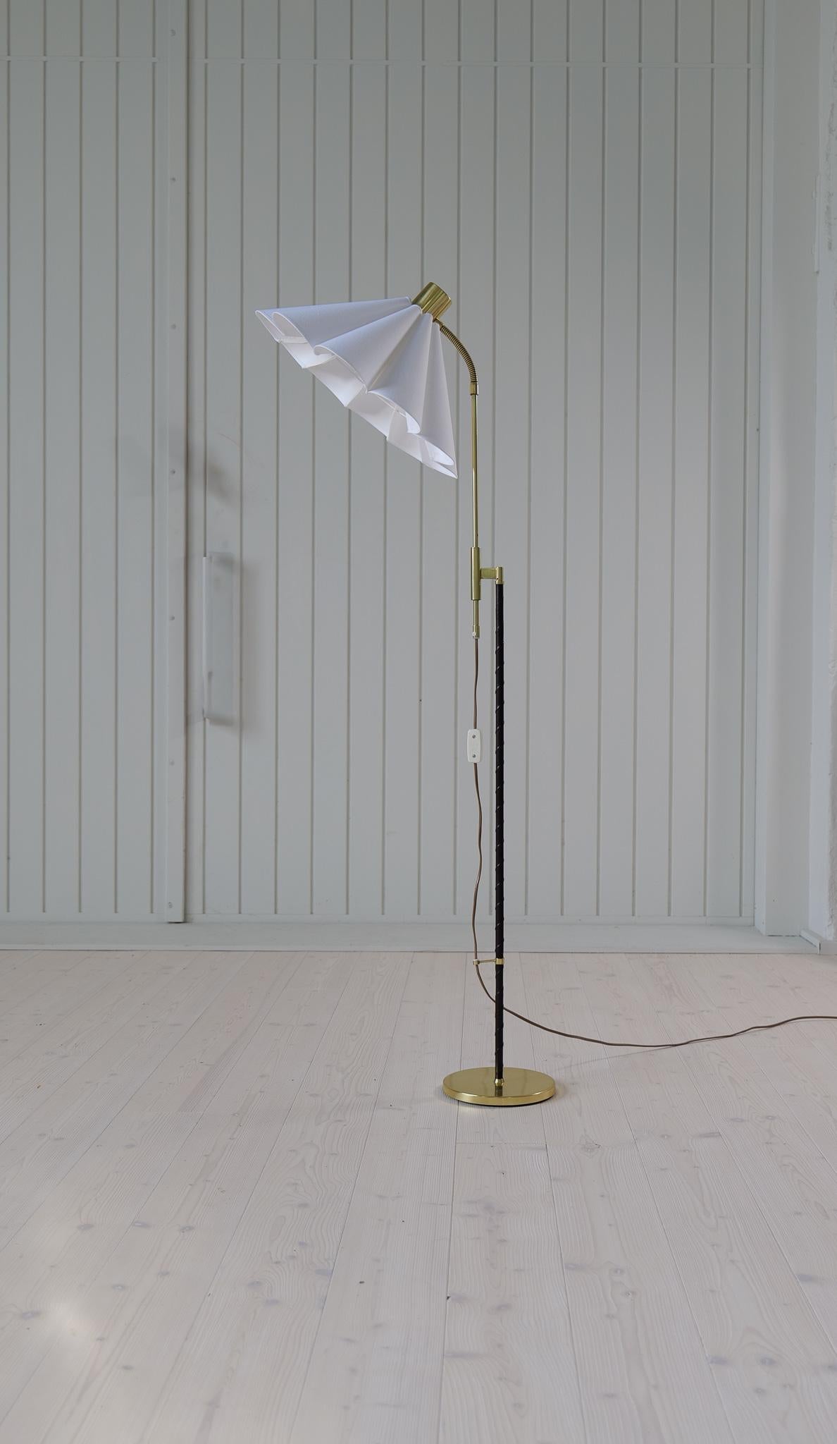 Diese Lampe wurde in Schweden bei Möllers Armatur Eskilstuna hergestellt. Er hat einen höhenverstellbaren Arm und besteht aus Messing und Gusseisen mit einem teilweise gefertigten Lederstab. 

Guter Betriebszustand mit einigen Dellen am Fuß und
