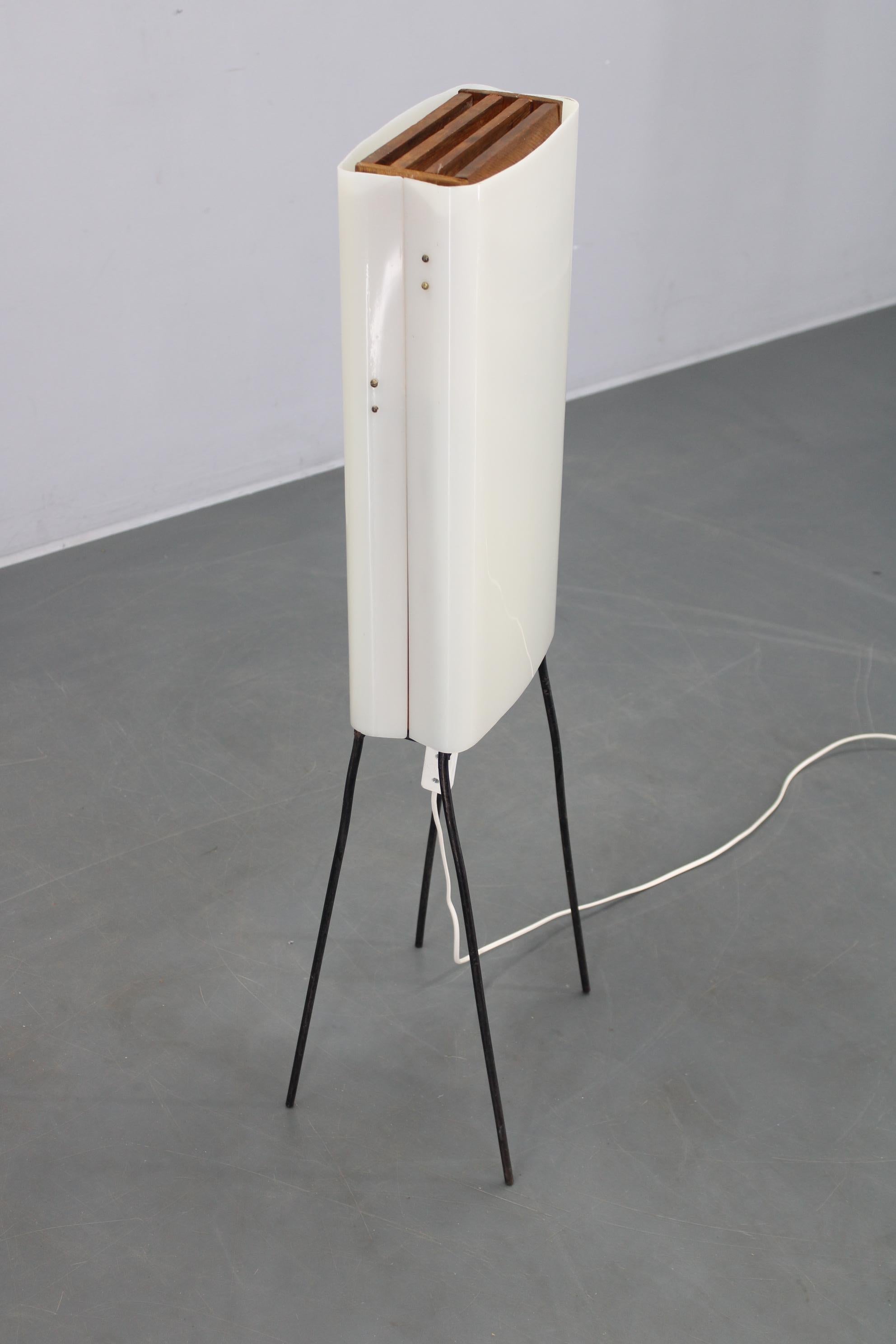 Lampada da terra moderna di metà secolo su gambe di ferro con paralume in plastica e accenti di Wood in vendita 4