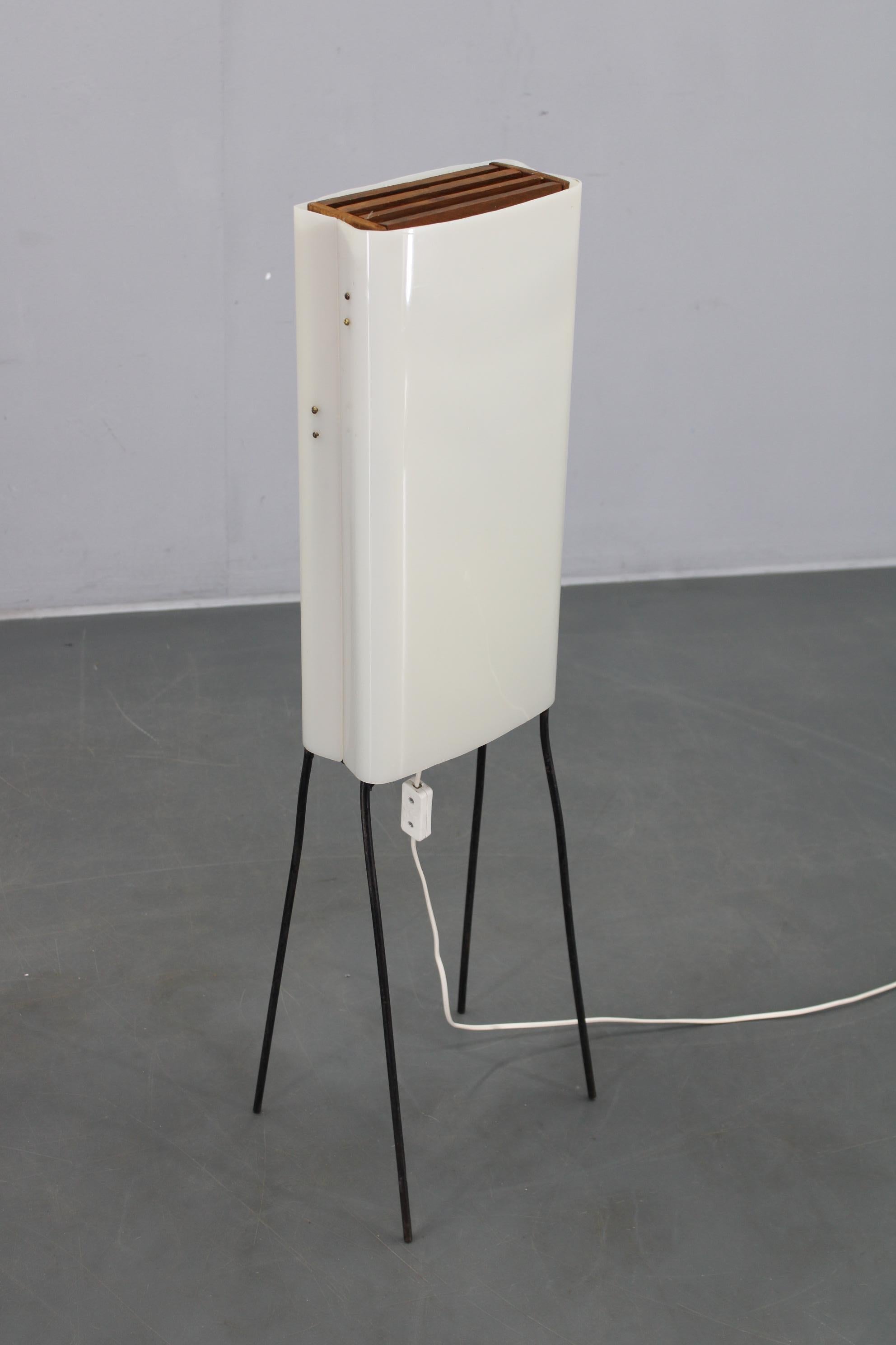 Lampada da terra moderna di metà secolo su gambe di ferro con paralume in plastica e accenti di Wood in vendita 5