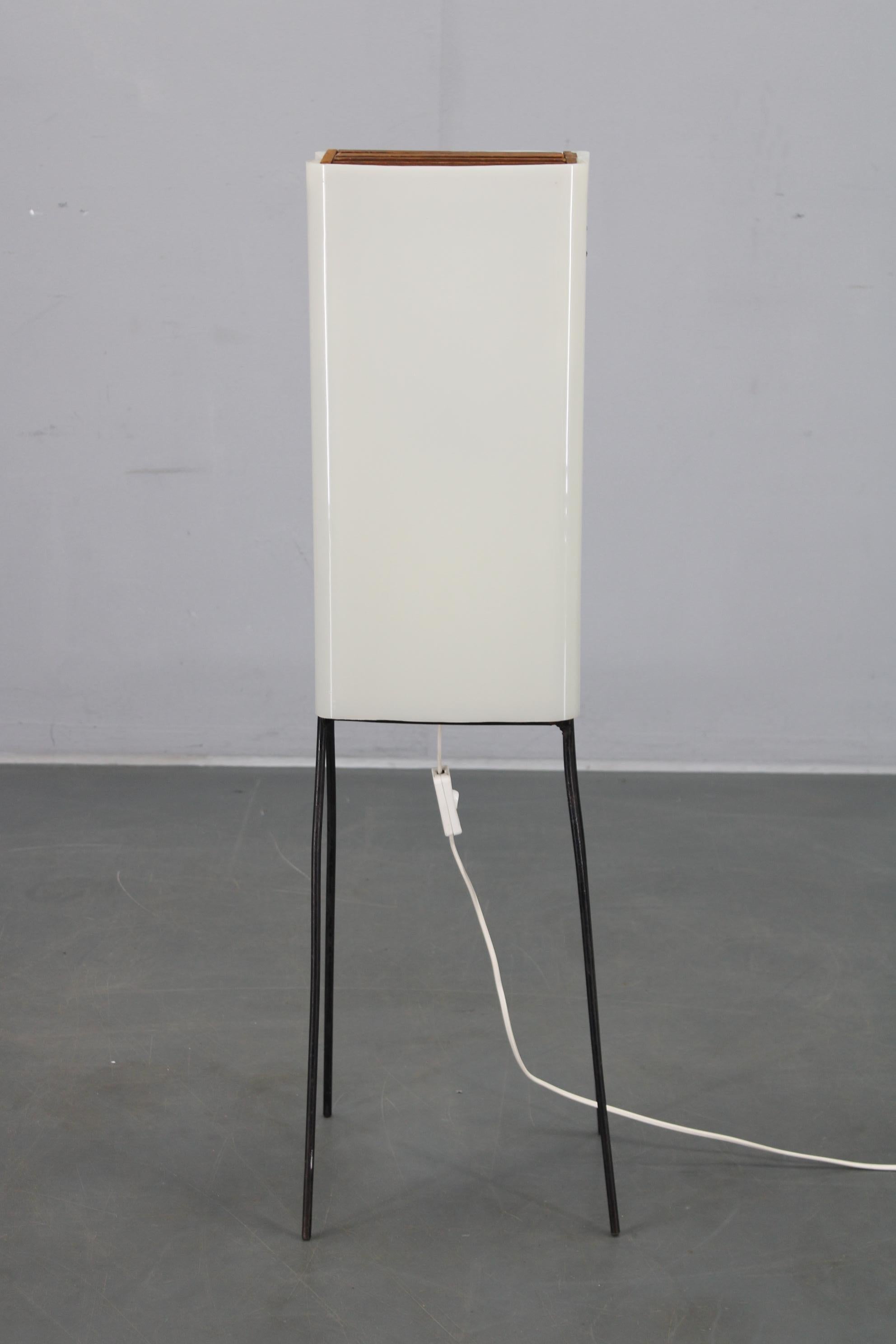 Lampada da terra moderna di metà secolo su gambe di ferro con paralume in plastica e accenti di Wood in vendita 6