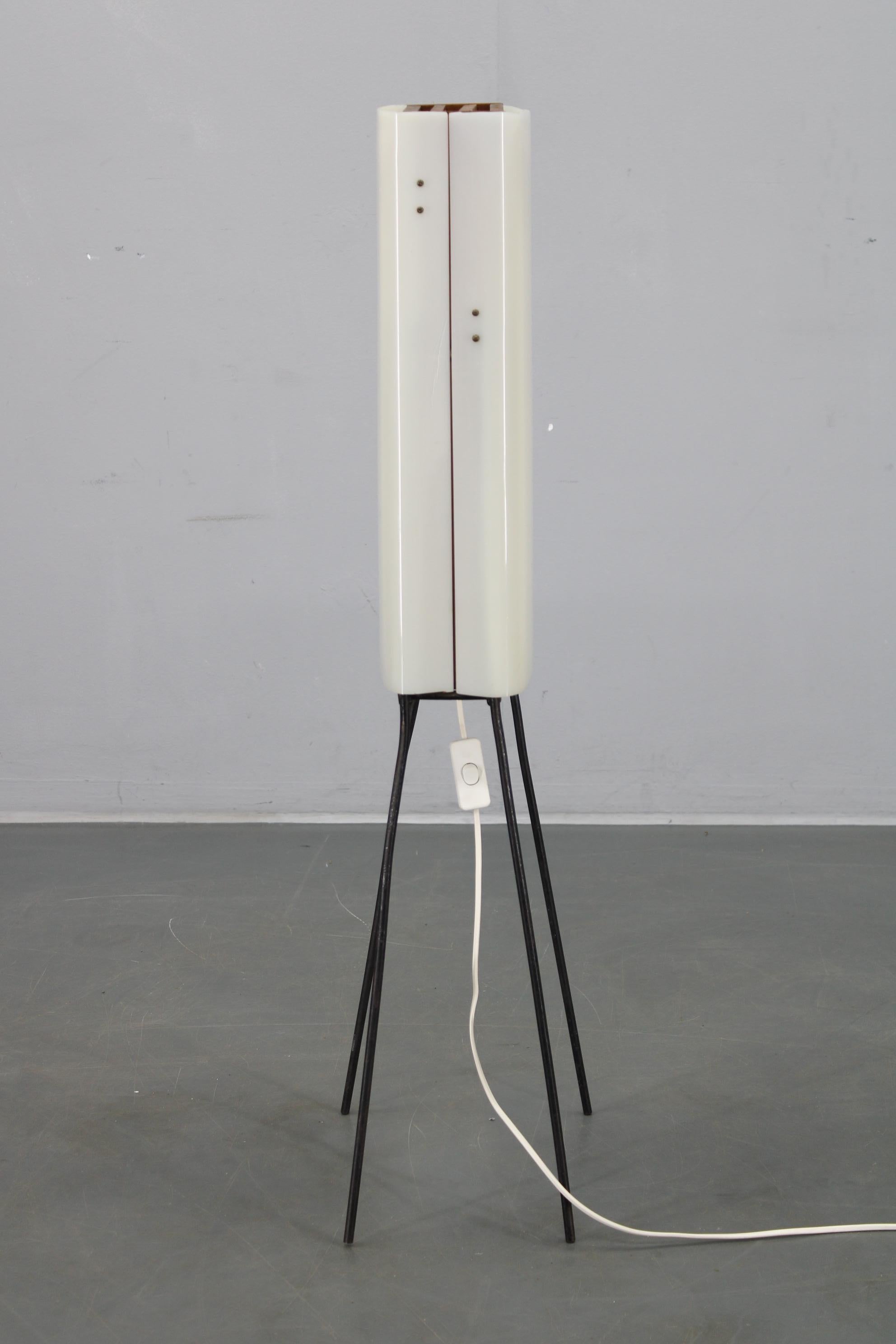 Lampada da terra moderna di metà secolo su gambe di ferro con paralume in plastica e accenti di Wood in vendita 7