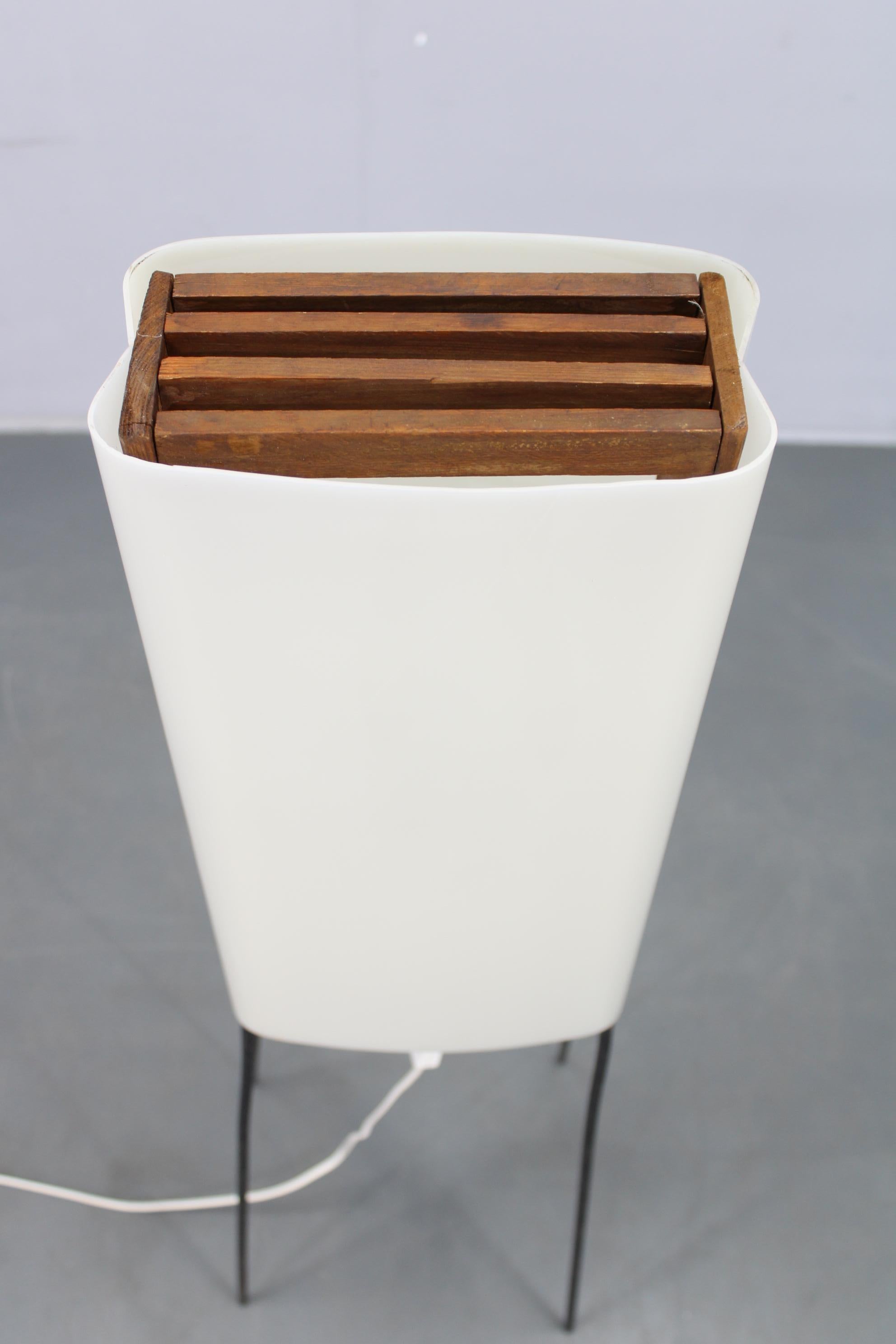 Art Déco Lampada da terra moderna di metà secolo su gambe di ferro con paralume in plastica e accenti di Wood in vendita