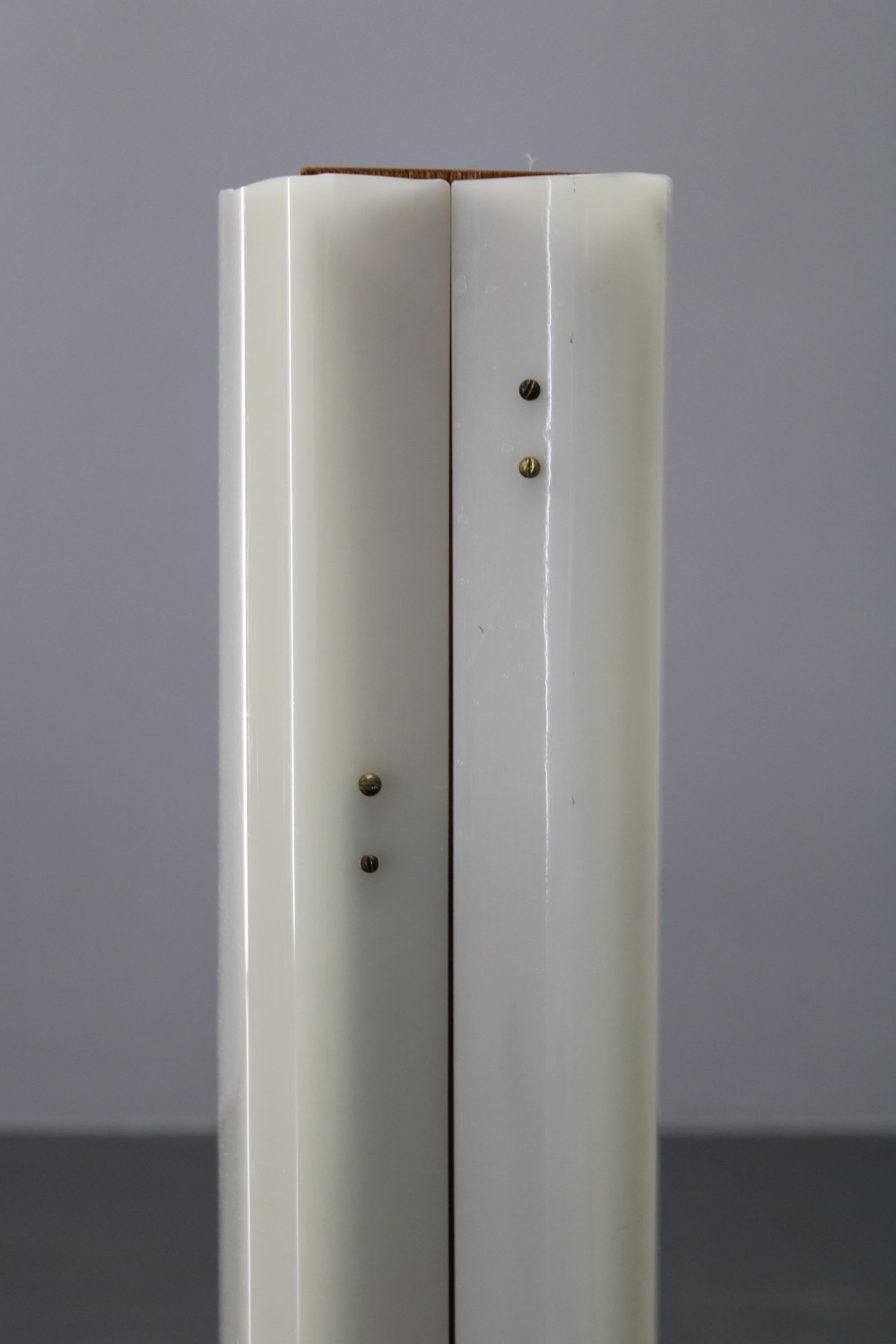 Lucidato Lampada da terra moderna di metà secolo su gambe di ferro con paralume in plastica e accenti di Wood in vendita