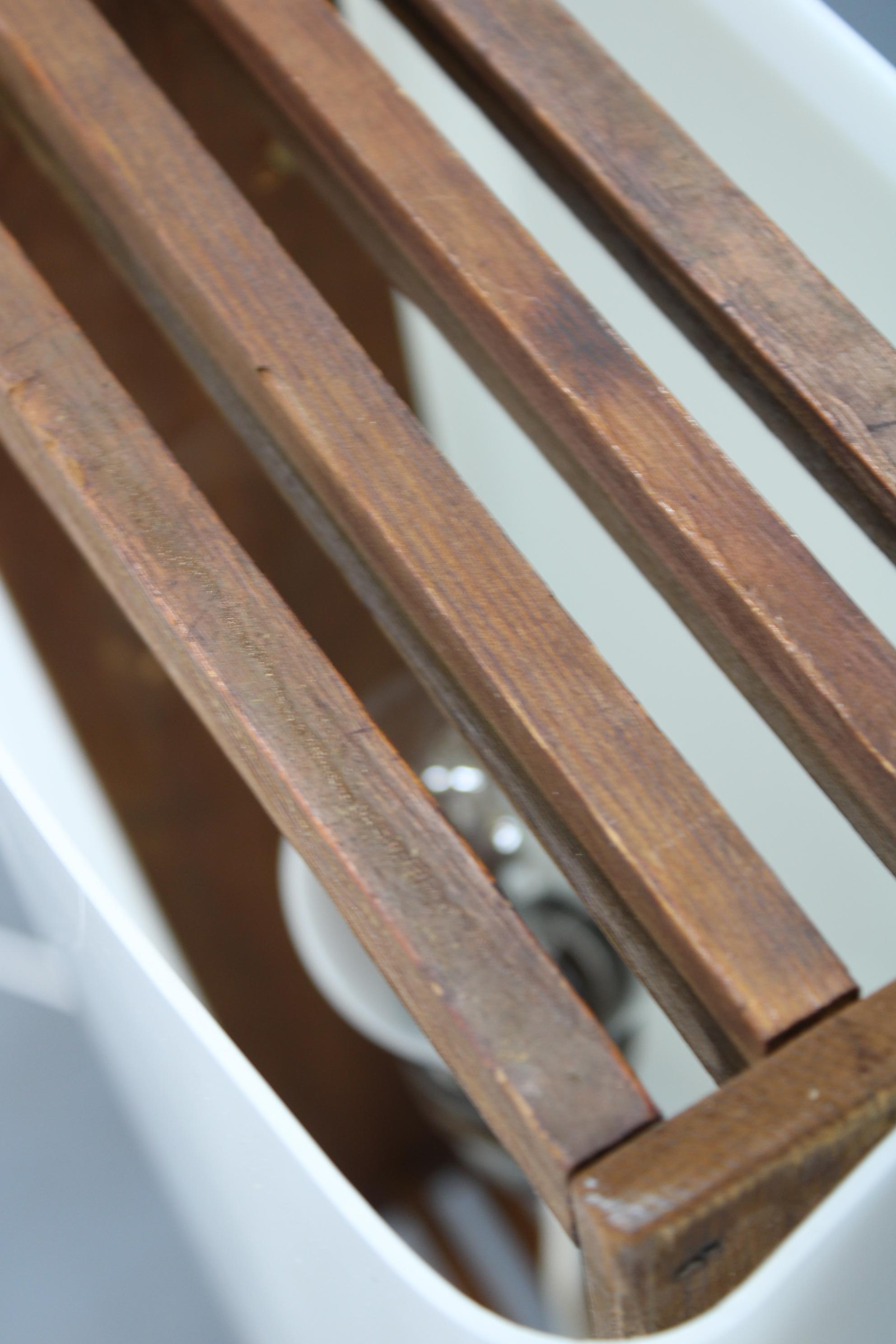 Lampada da terra moderna di metà secolo su gambe di ferro con paralume in plastica e accenti di Wood In condizioni buone in vendita a Praha, CZ