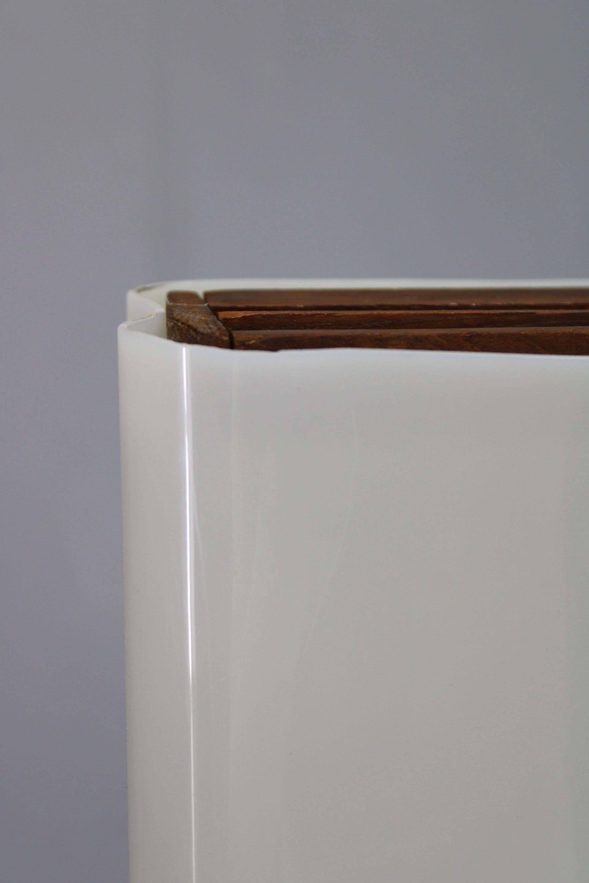 Metà XX secolo Lampada da terra moderna di metà secolo su gambe di ferro con paralume in plastica e accenti di Wood in vendita