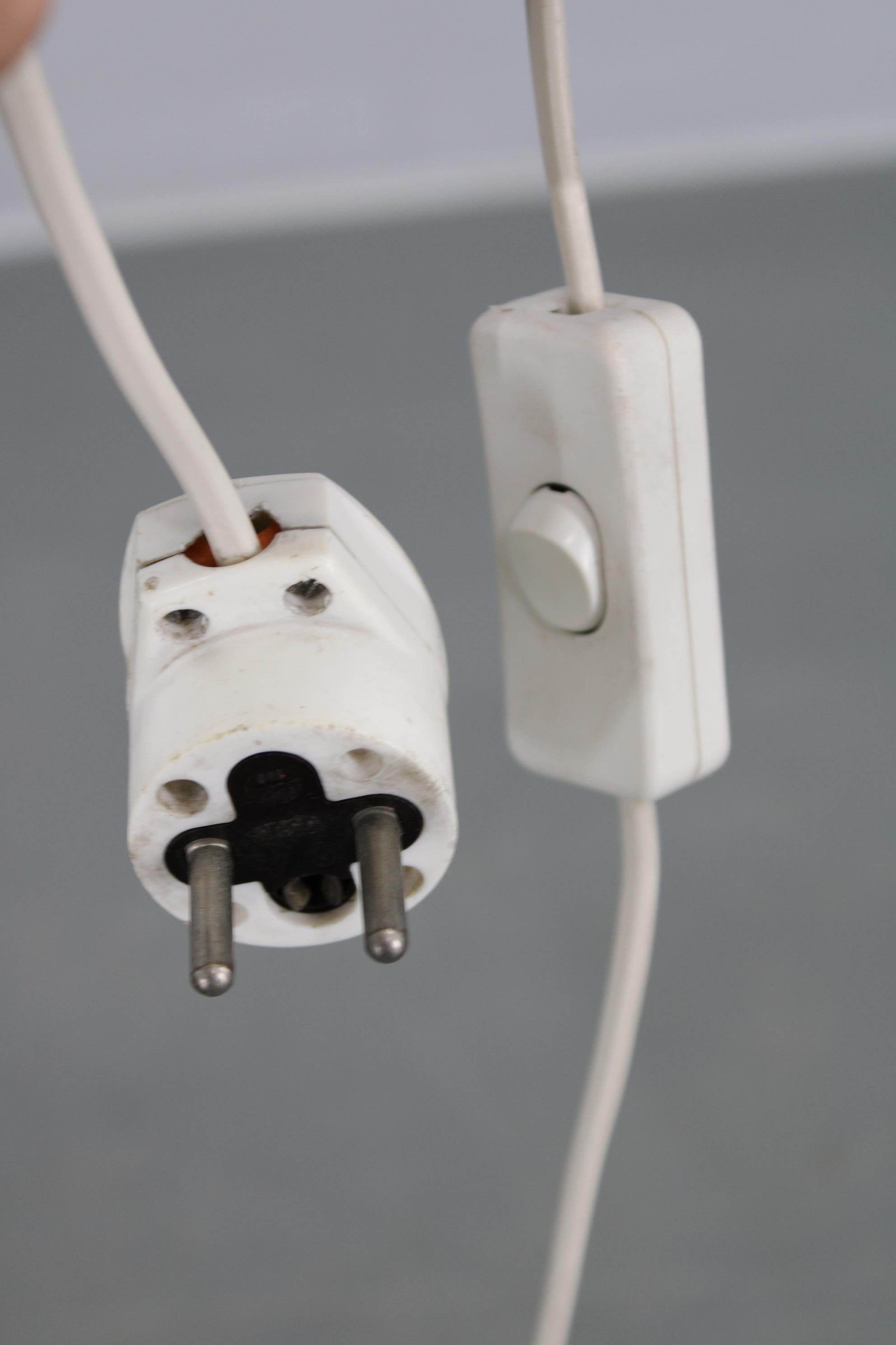 Metallo Lampada da terra moderna di metà secolo su gambe di ferro con paralume in plastica e accenti di Wood in vendita