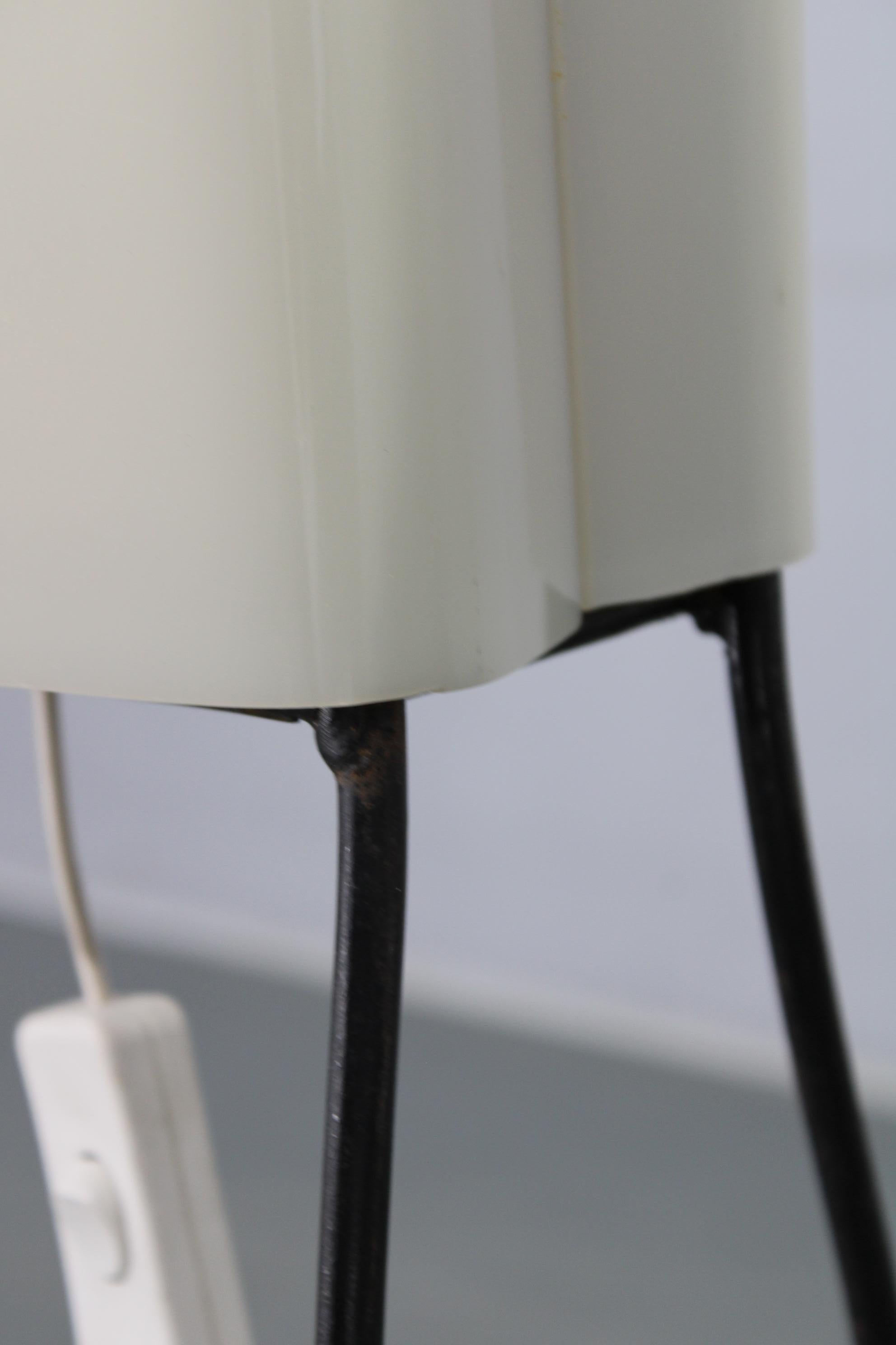 Lampada da terra moderna di metà secolo su gambe di ferro con paralume in plastica e accenti di Wood in vendita 1