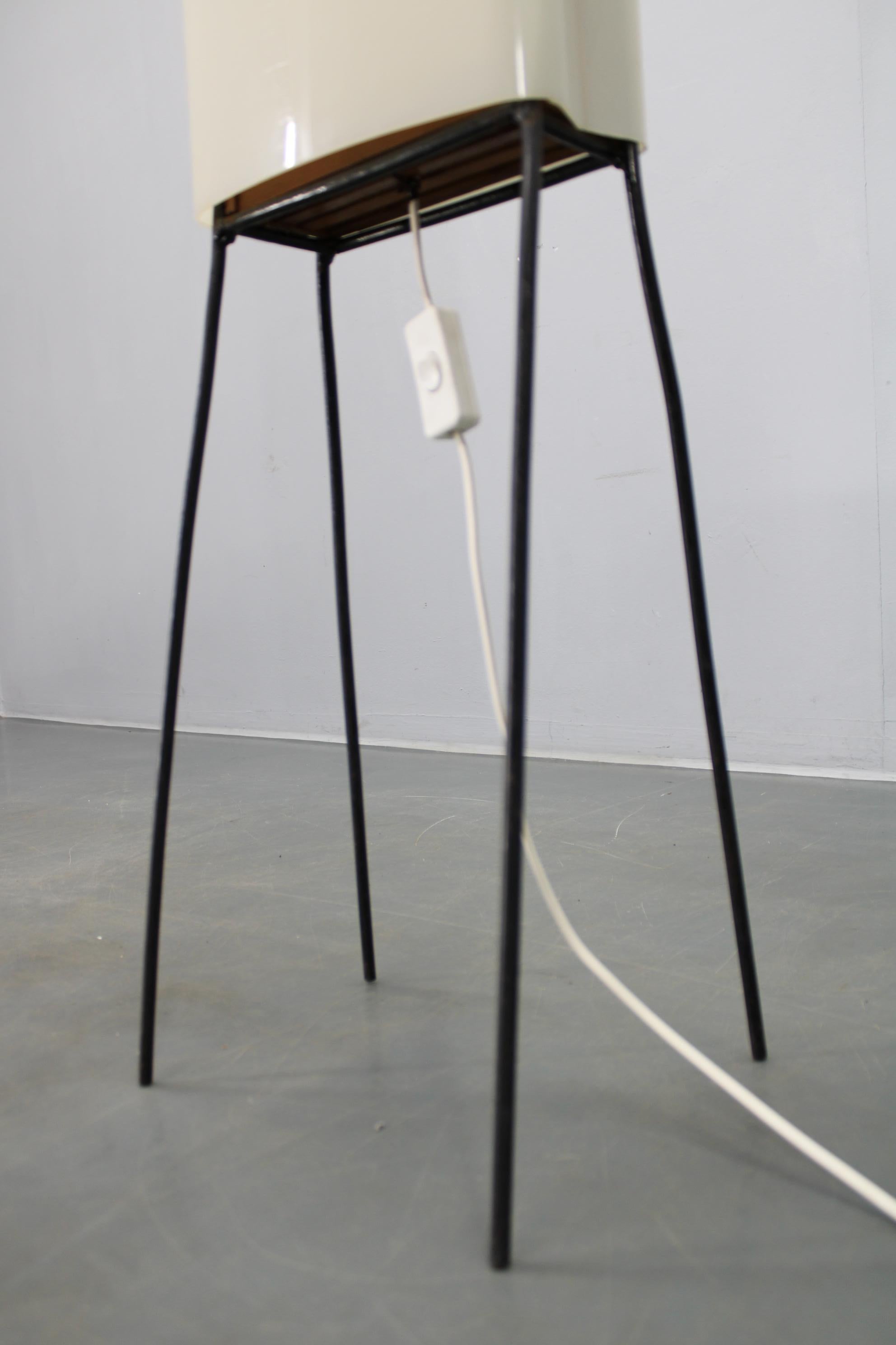 Lampada da terra moderna di metà secolo su gambe di ferro con paralume in plastica e accenti di Wood in vendita 2