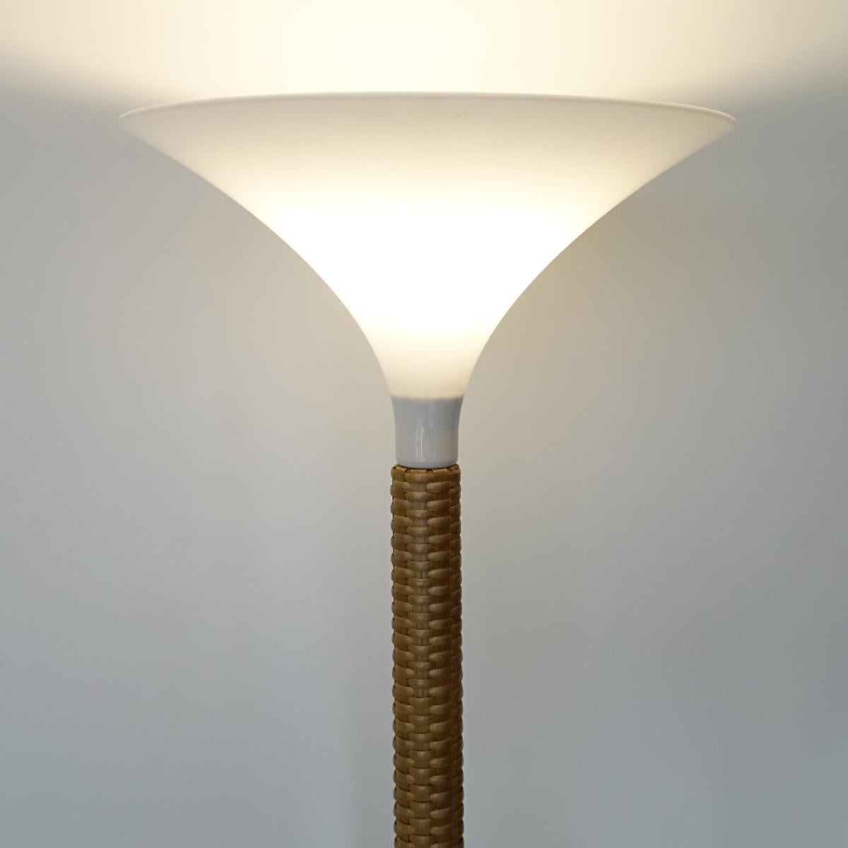 Mid-Century Modern Floor Lamp with Braided Rattan Base and White Witch Hat Shade In Good Condition For Sale In Doornspijk, NL