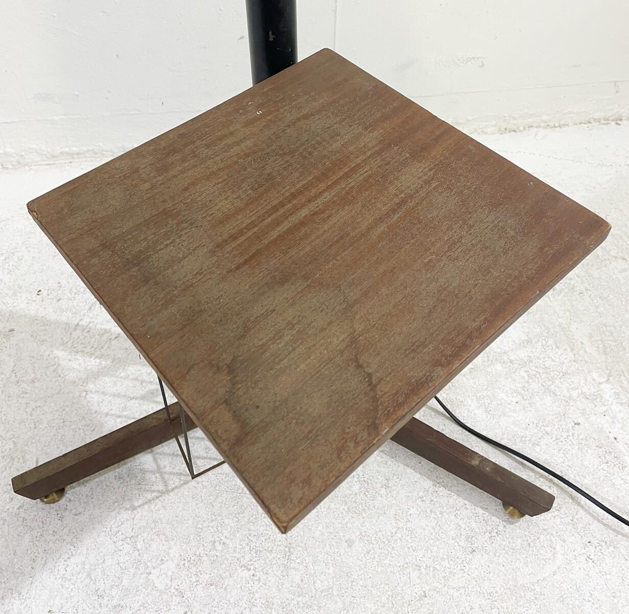 Mid-Century Modern Lampadaire moderne du milieu du siècle avec étagère Magasine et table d'appoint, années 1960 en vente