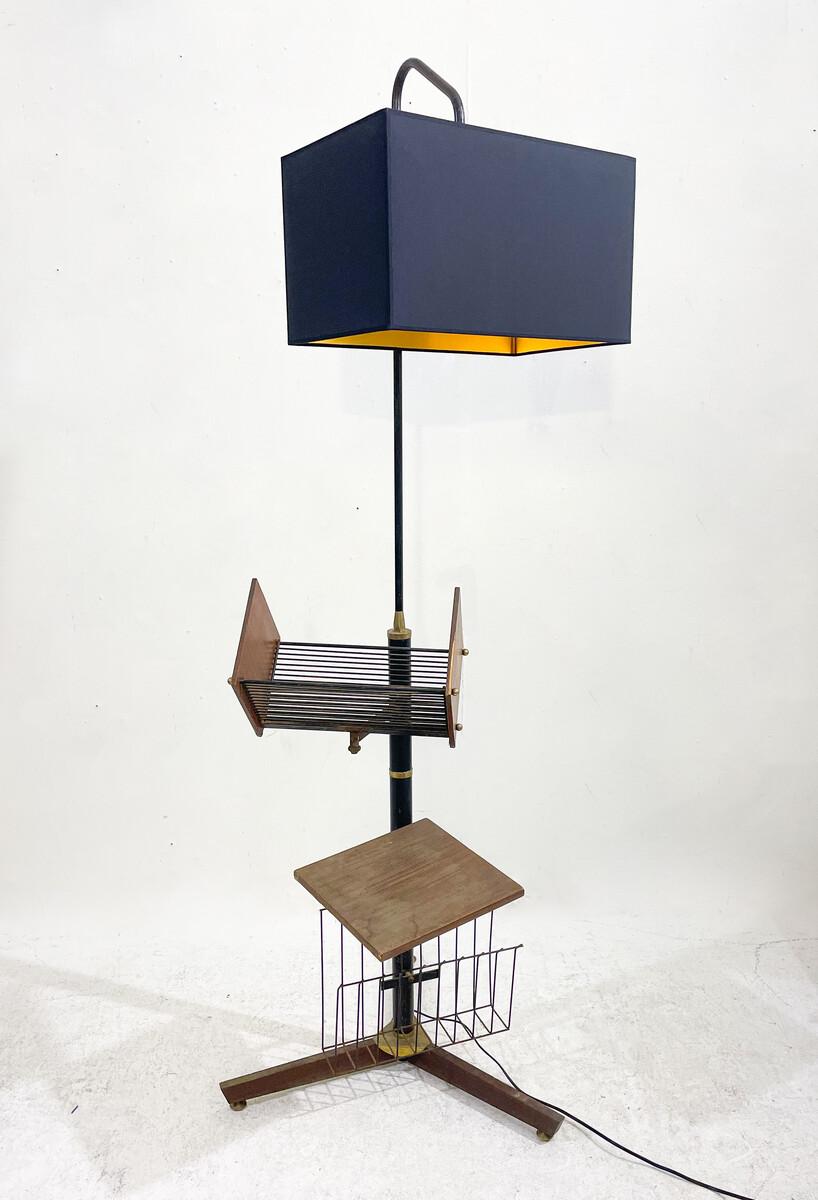 Milieu du XXe siècle Lampadaire moderne du milieu du siècle avec étagère Magasine et table d'appoint, années 1960 en vente