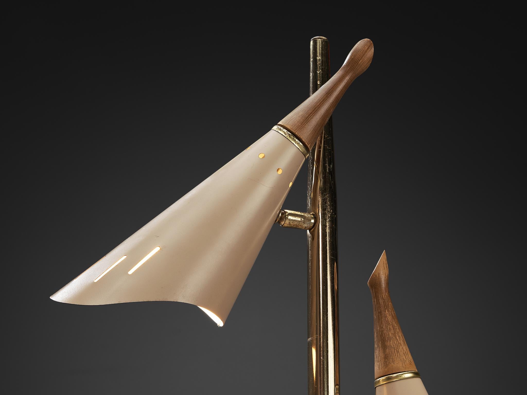 Moderne Stehlampe aus der Mitte des Jahrhunderts mit drehbaren beigefarbenen Schirmen  (Europäisch) im Angebot