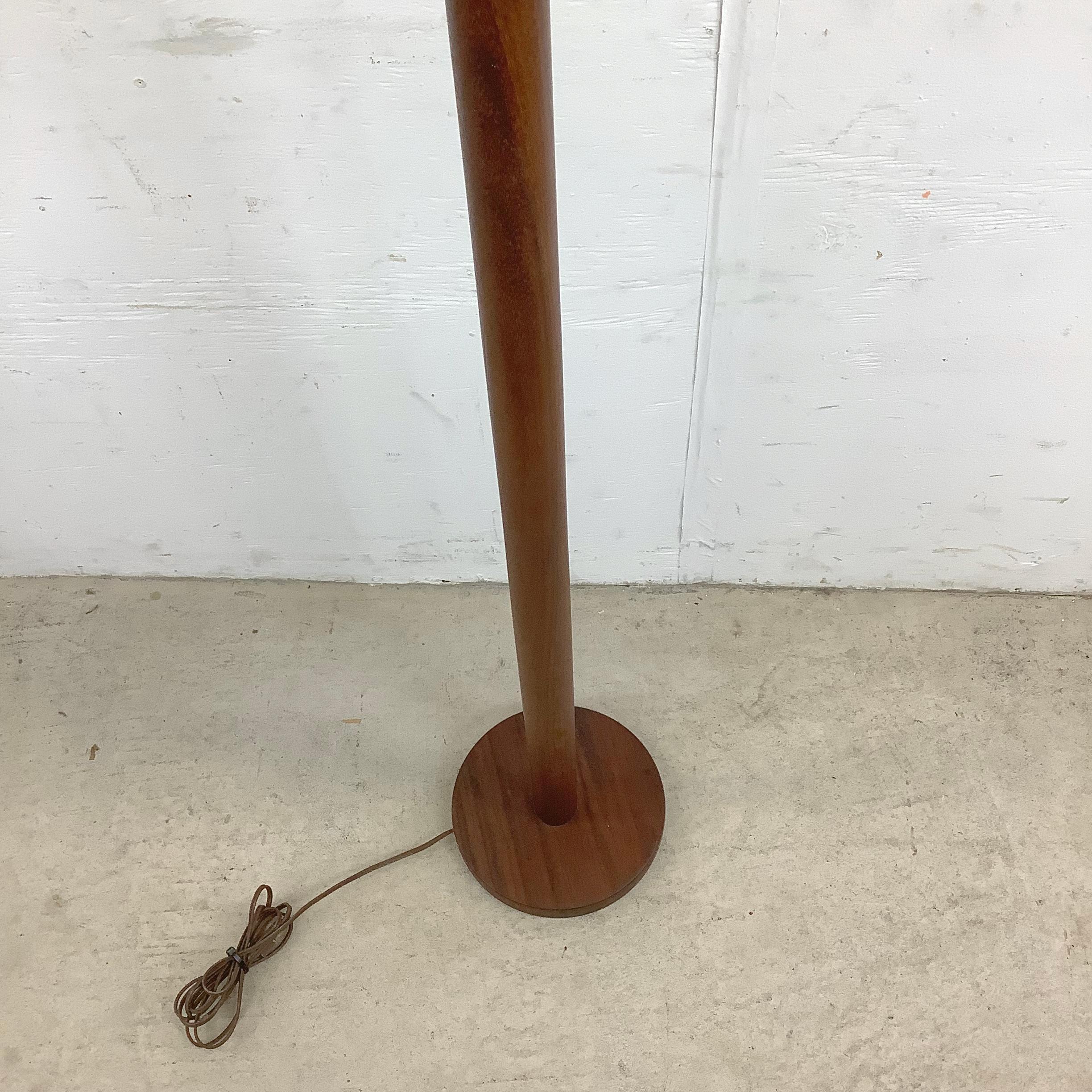 Mid-Century Modern Floor Lamp With Shade In Good Condition In Trenton, NJ