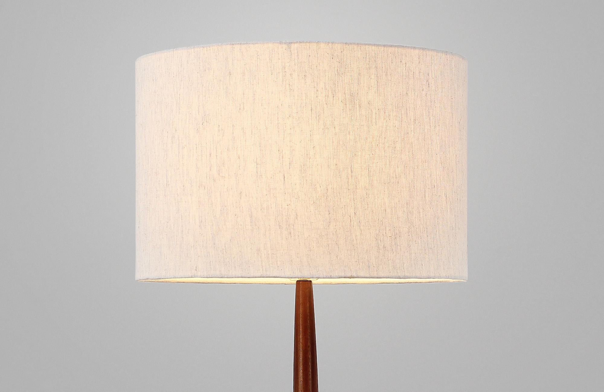 Mid-Century Modern Floor Lamp with Side Table by Laurel In Excellent Condition In Los Angeles, CA