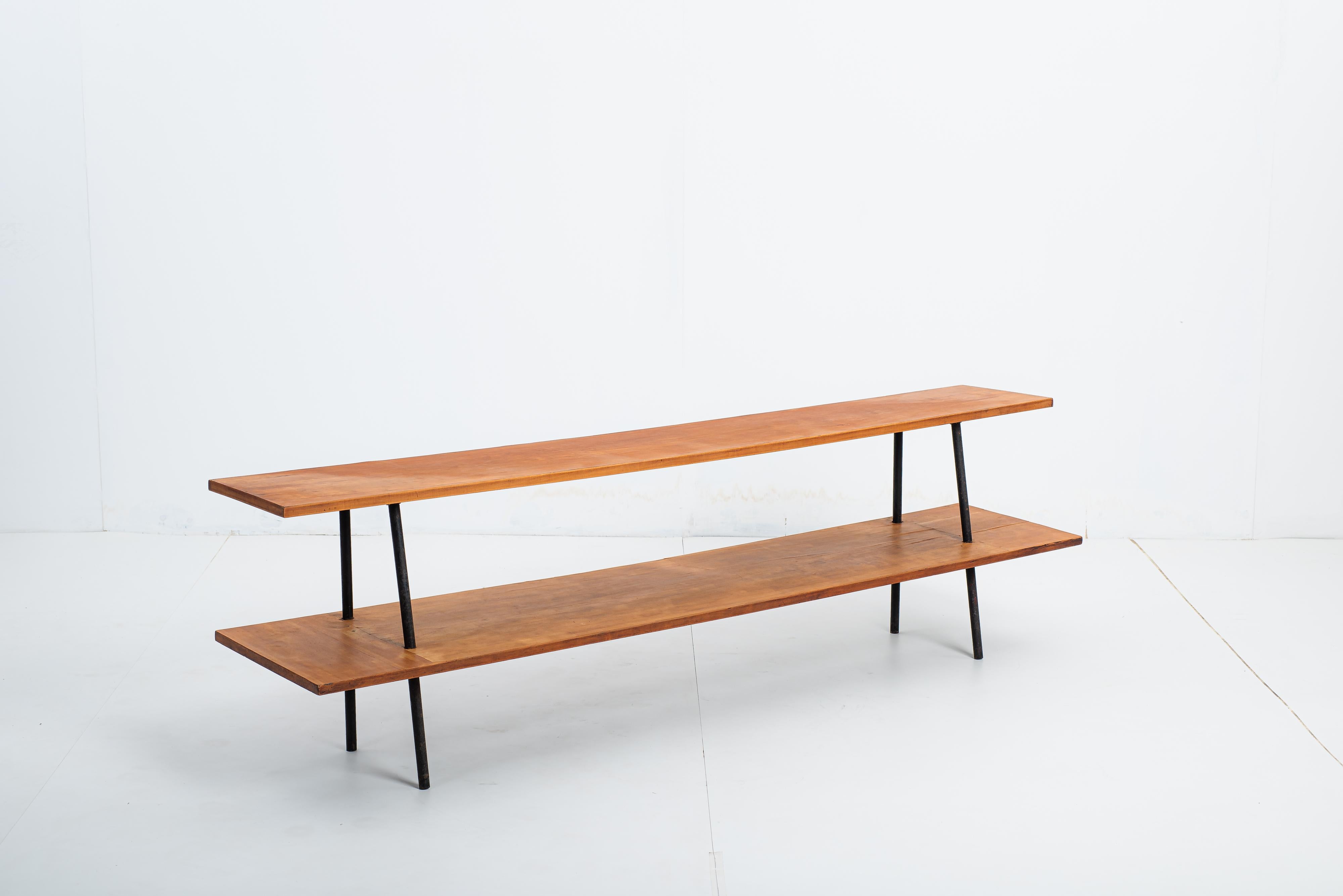 Modernes Bodenregal aus der Mitte des Jahrhunderts von brasilianischem Designer, Brasilien, 1960er Jahre

Zweistöckiges Bodenregal mit vier Metallrohrbeinen, schwarz lackiert.

Das Regal hat zwei Ebenen mit 200 cm langen Massivholzböden, die von