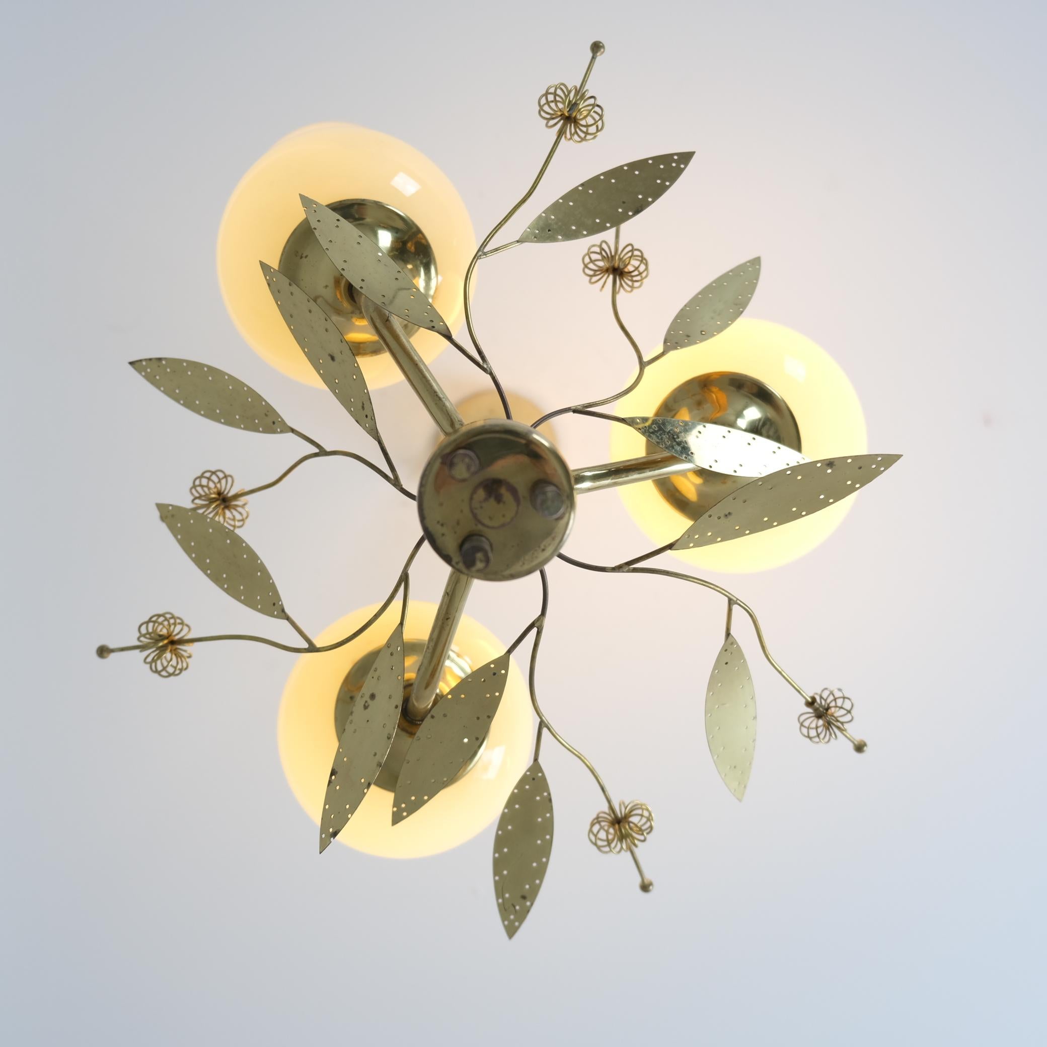 Lampada da soffitto in ottone floreale moderna di metà secolo Modello ER 77/3, Itsu Finlandia 1950s in vendita 4