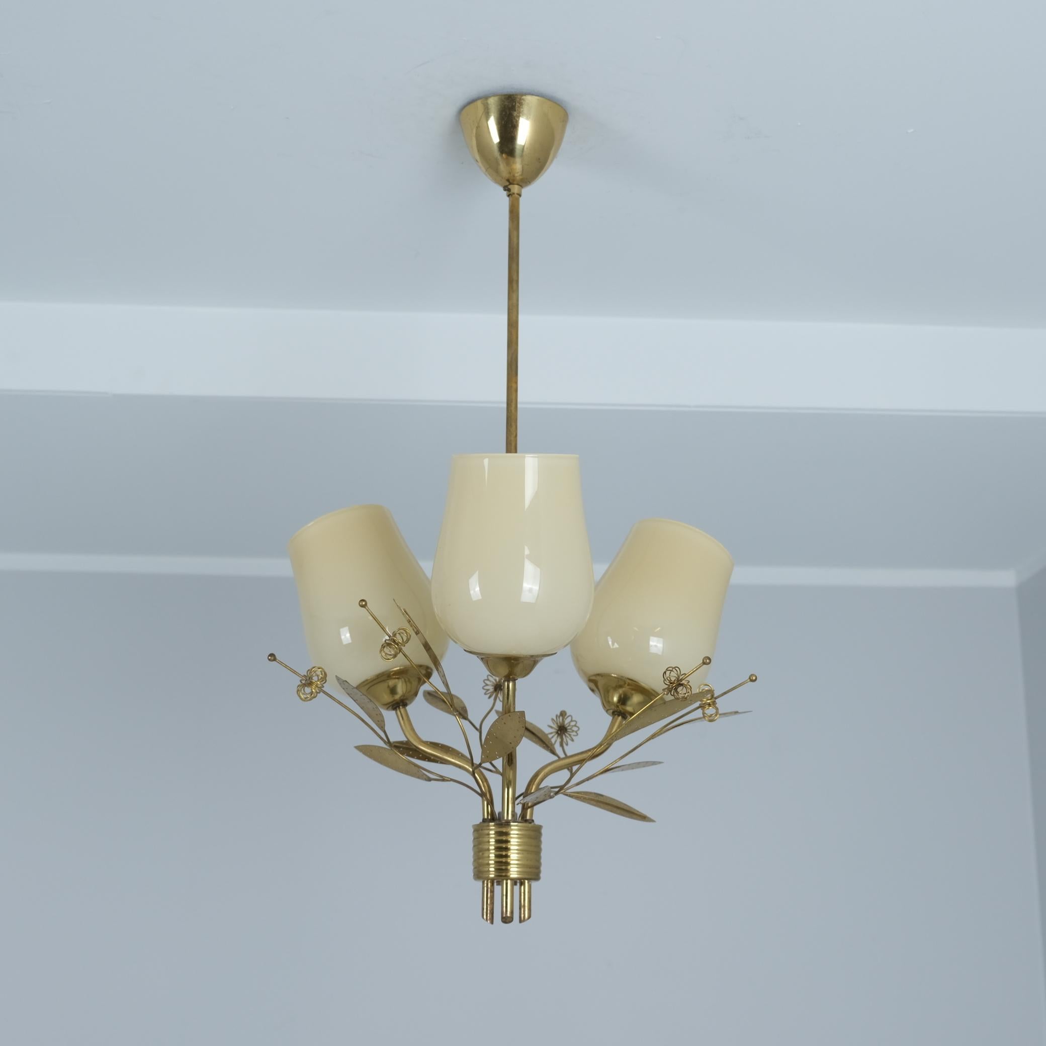 Una splendida e delicata lampada da soffitto finlandese floreale di metà secolo, modello ER 77/3, realizzata da Itsu, uno dei principali produttori di illuminazione della Finlandia. La lampada è in ottime condizioni con paralumi originali in vetro