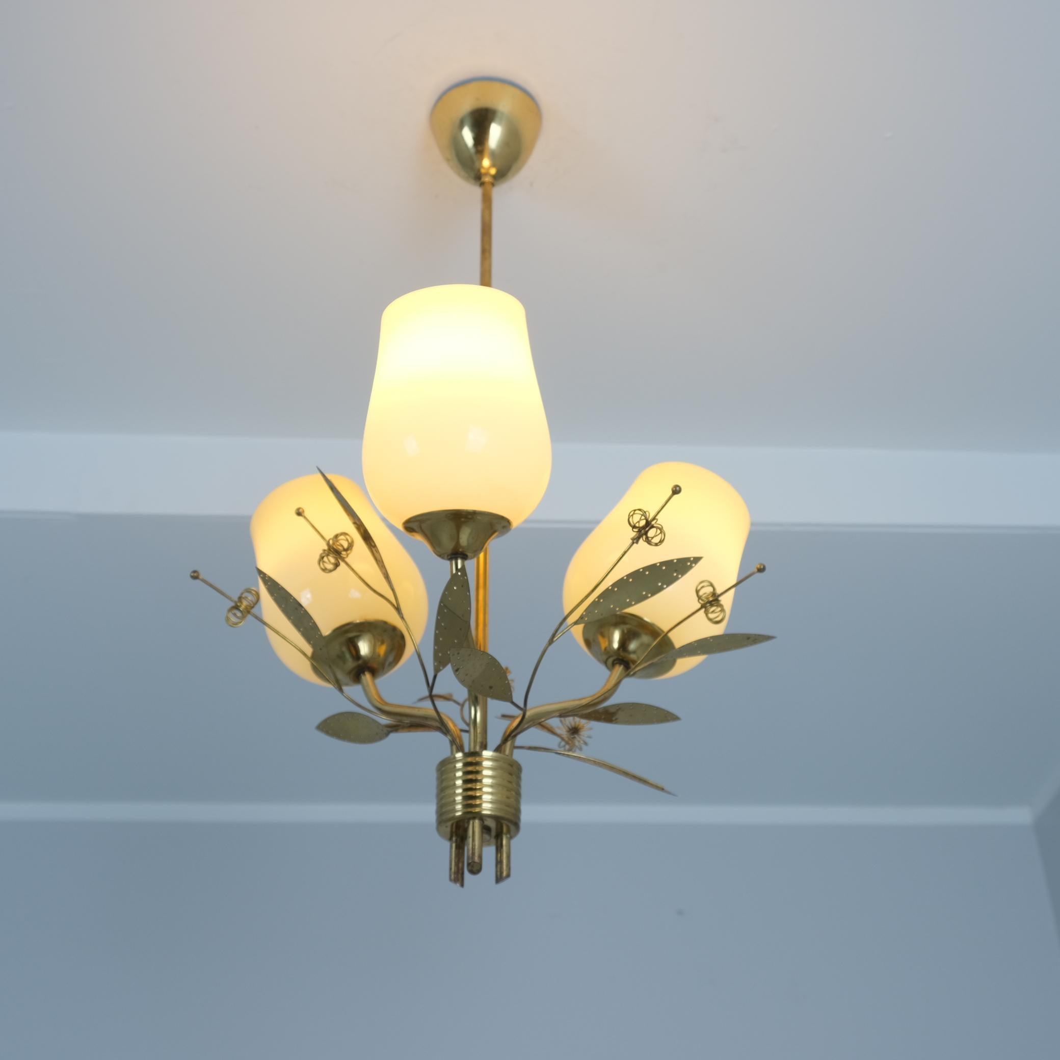 Mid-Century moderno Lampada da soffitto in ottone floreale moderna di metà secolo Modello ER 77/3, Itsu Finlandia 1950s in vendita