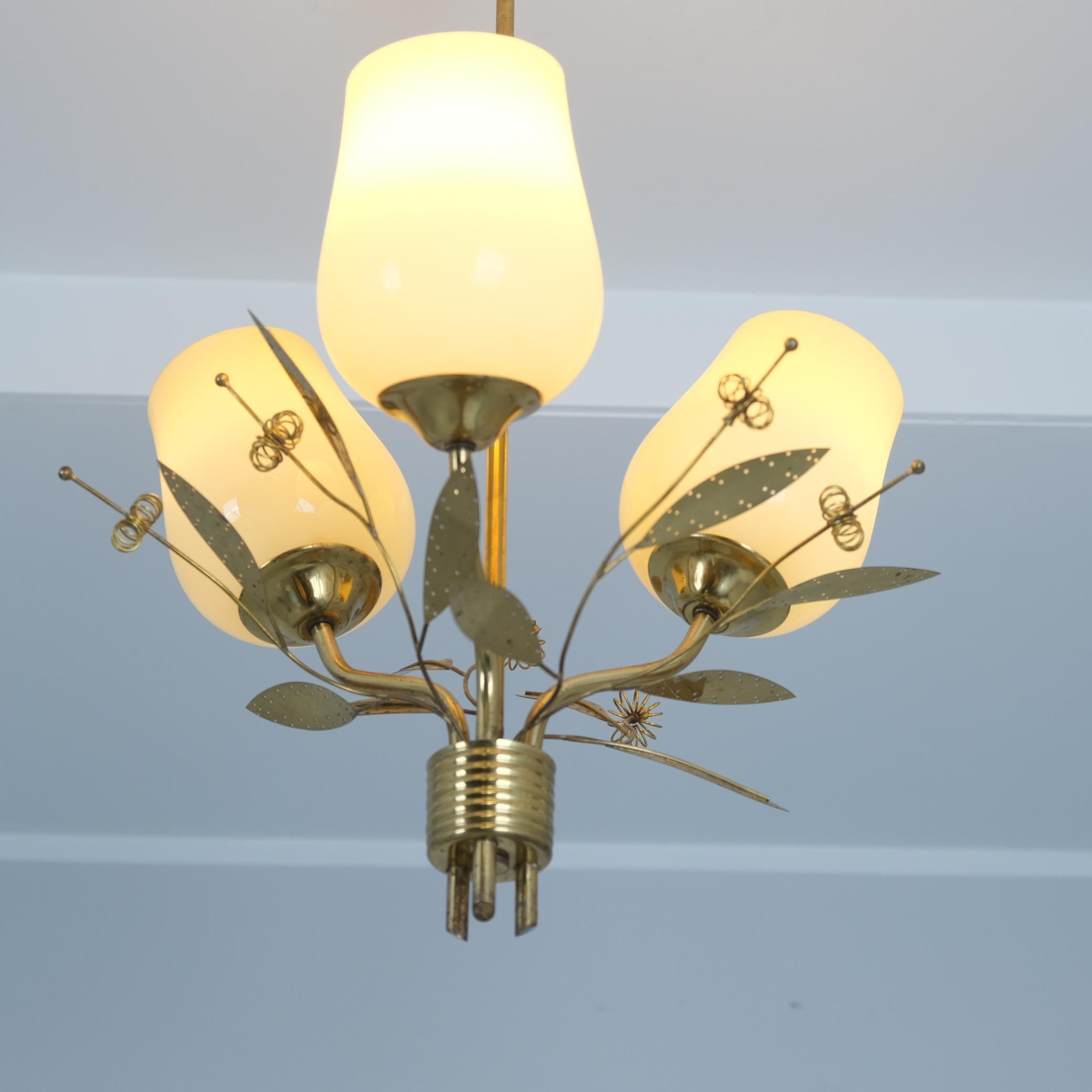 Finlandese Lampada da soffitto in ottone floreale moderna di metà secolo Modello ER 77/3, Itsu Finlandia 1950s in vendita