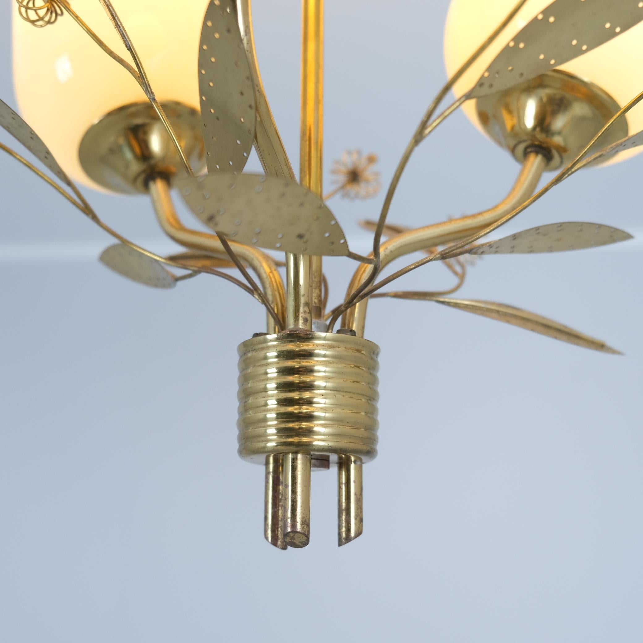 Lampada da soffitto in ottone floreale moderna di metà secolo Modello ER 77/3, Itsu Finlandia 1950s In condizioni buone in vendita a Helsinki, FI