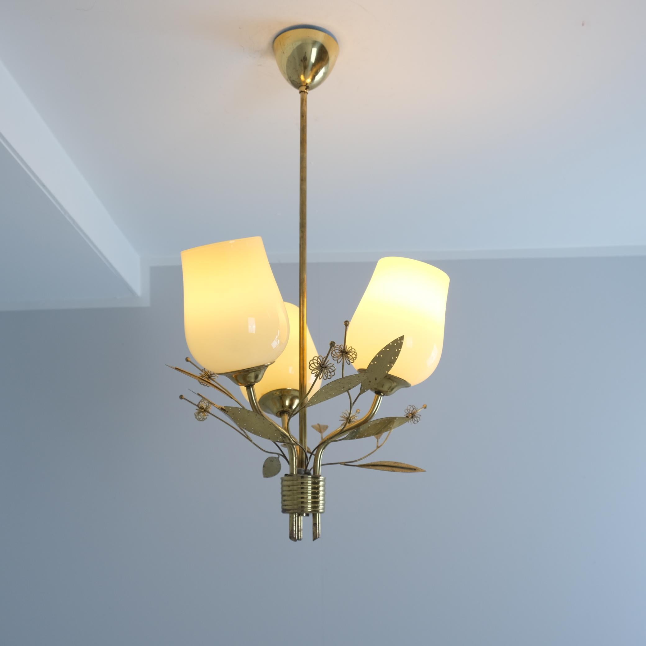 Lampada da soffitto in ottone floreale moderna di metà secolo Modello ER 77/3, Itsu Finlandia 1950s in vendita 1