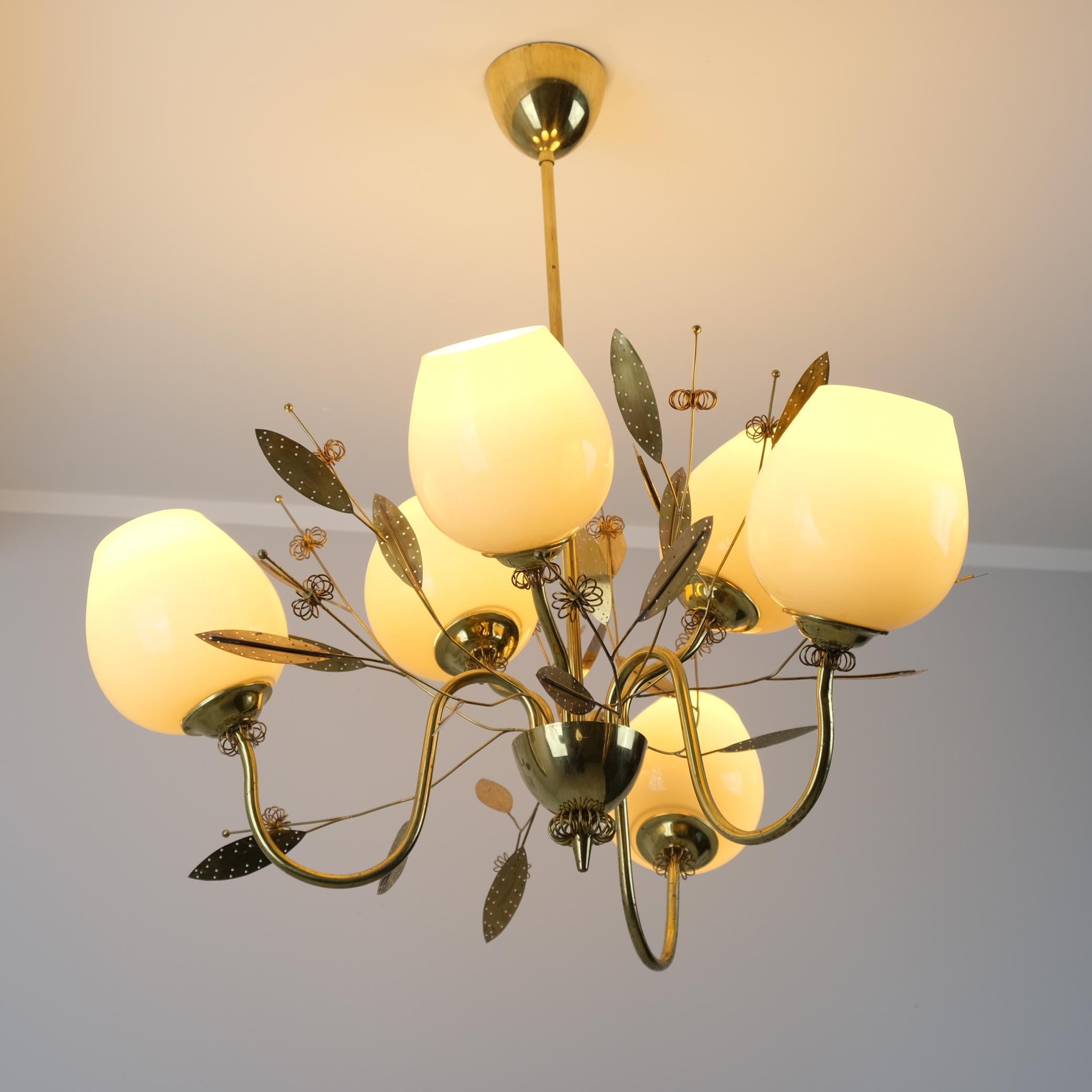 Una splendida e delicata lampada da soffitto floreale finlandese di metà secolo di Itsu, uno dei principali produttori di illuminazione della Finlandia. La lampada è in ottime condizioni con paralumi originali in vetro opalino. La lampada presenta