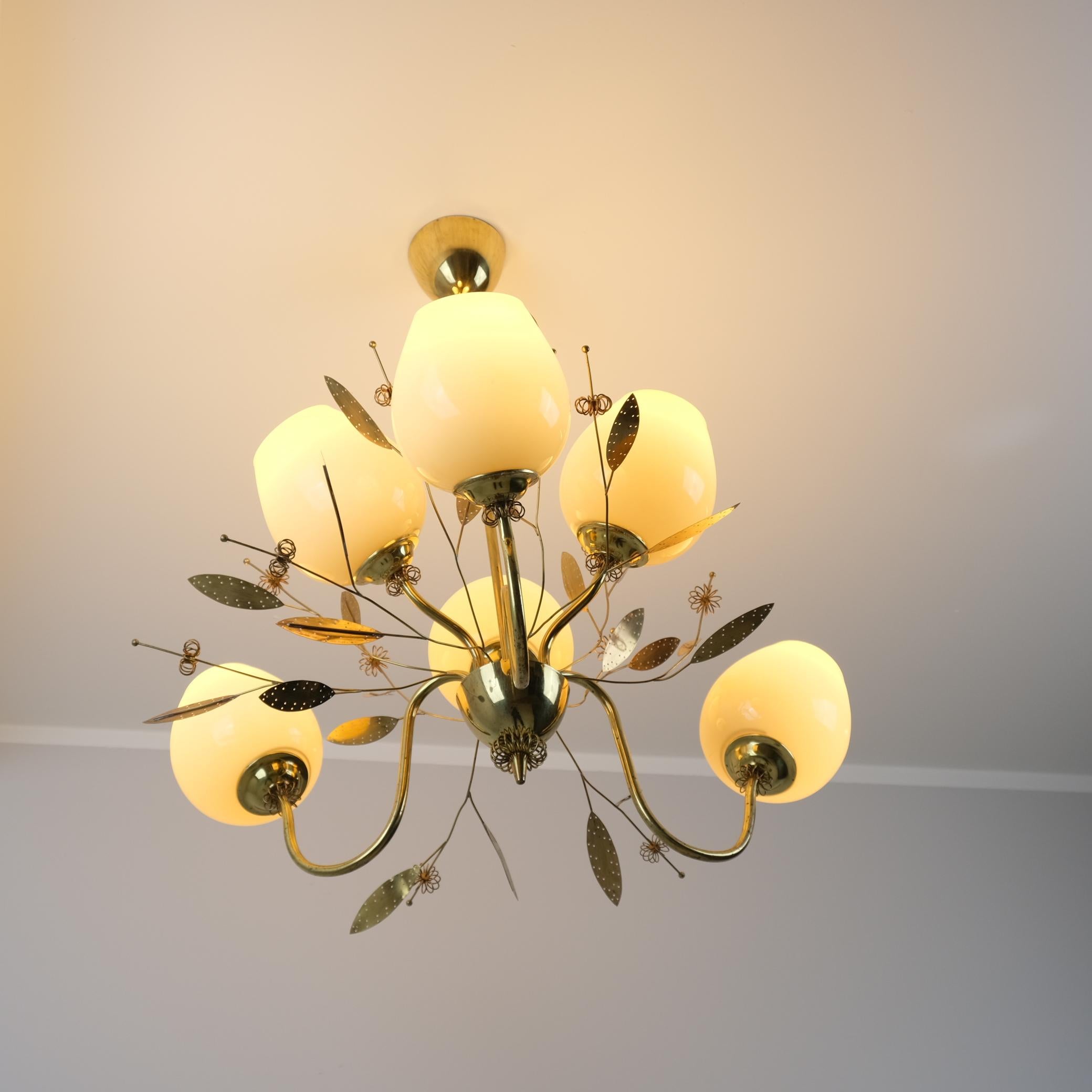 Mid-Century moderno Lampada da soffitto in ottone floreale moderna di metà secolo Modello ER 85/6, Itsu Finlandia 1950s in vendita
