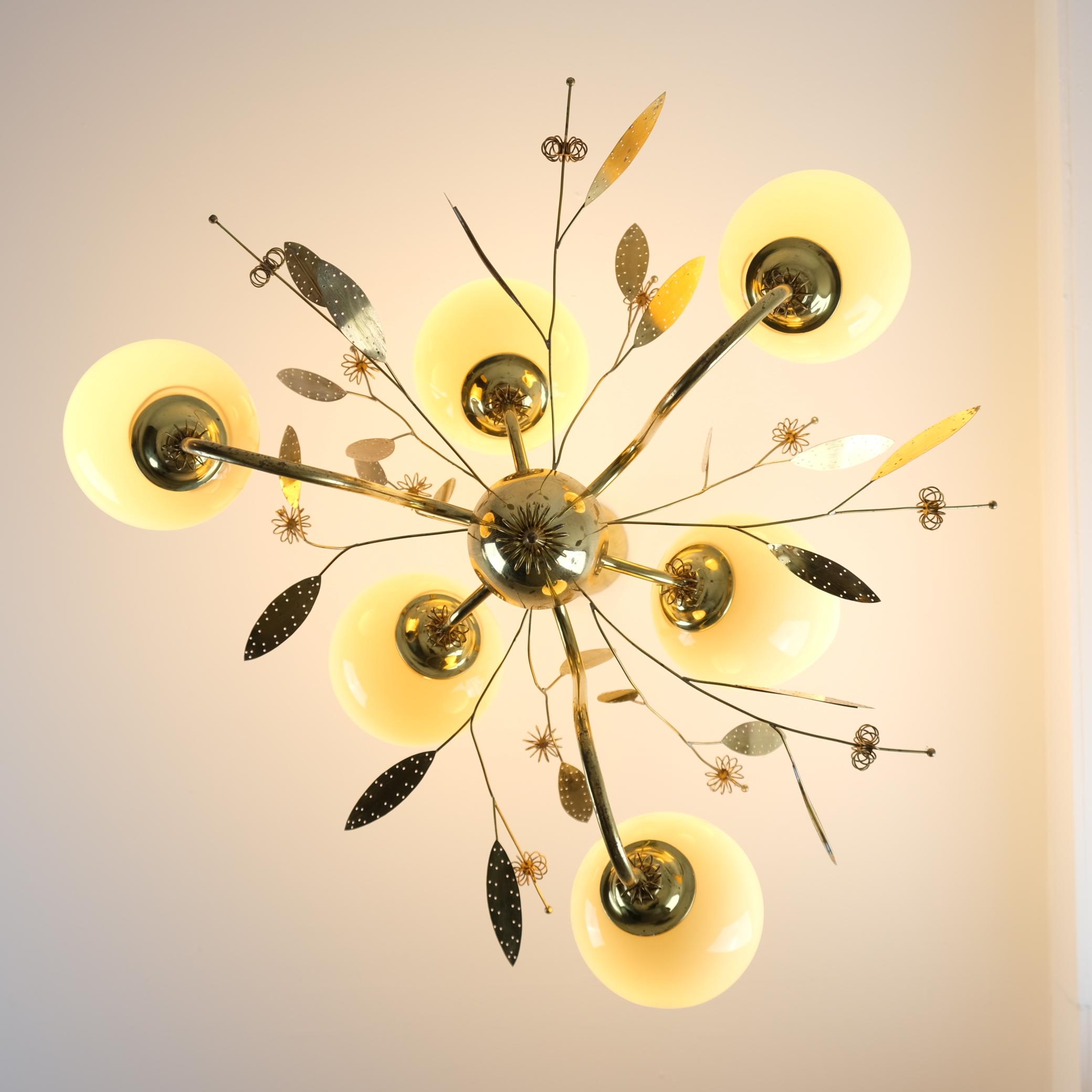 Finlandese Lampada da soffitto in ottone floreale moderna di metà secolo Modello ER 85/6, Itsu Finlandia 1950s in vendita