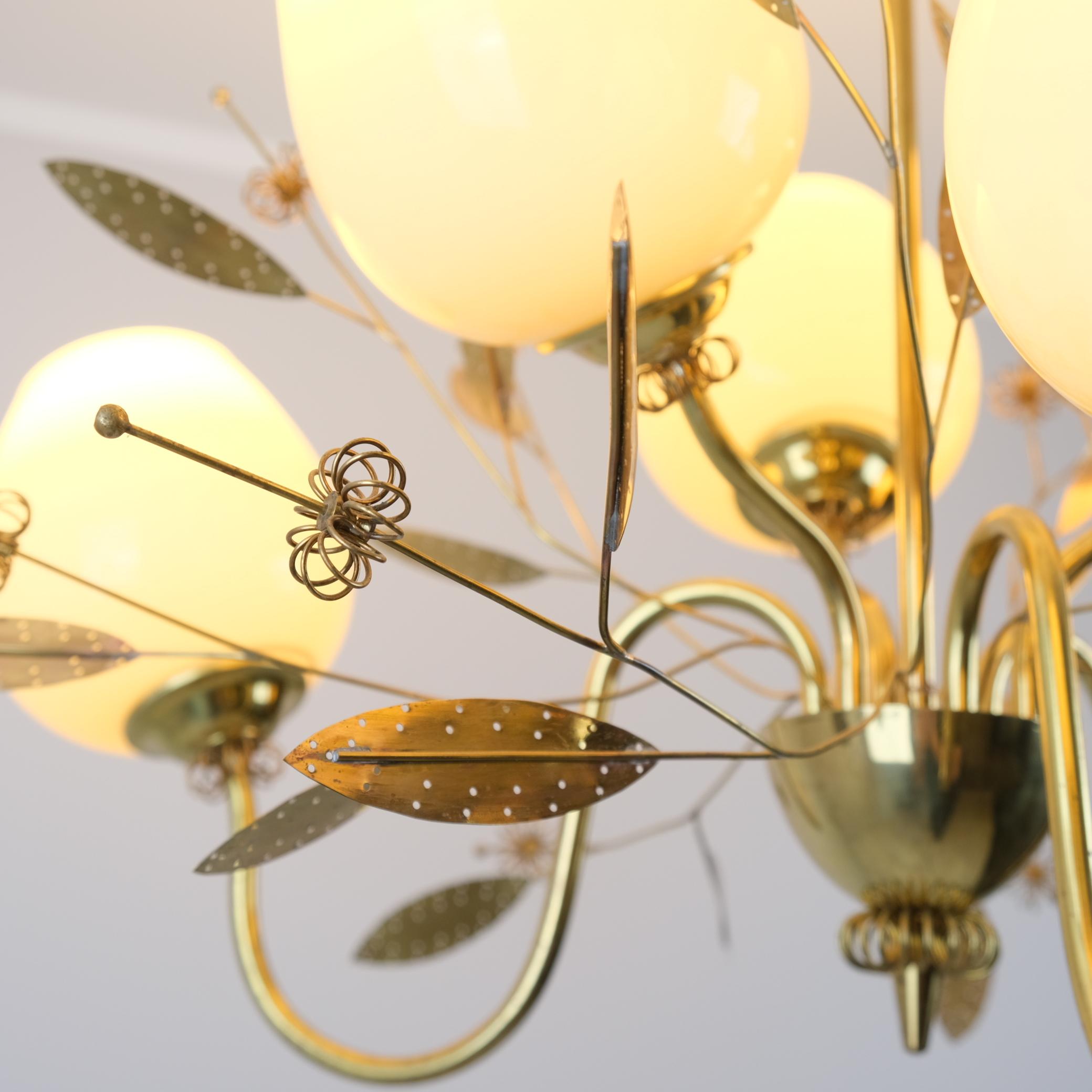 Lampada da soffitto in ottone floreale moderna di metà secolo Modello ER 85/6, Itsu Finlandia 1950s In condizioni buone in vendita a Helsinki, FI