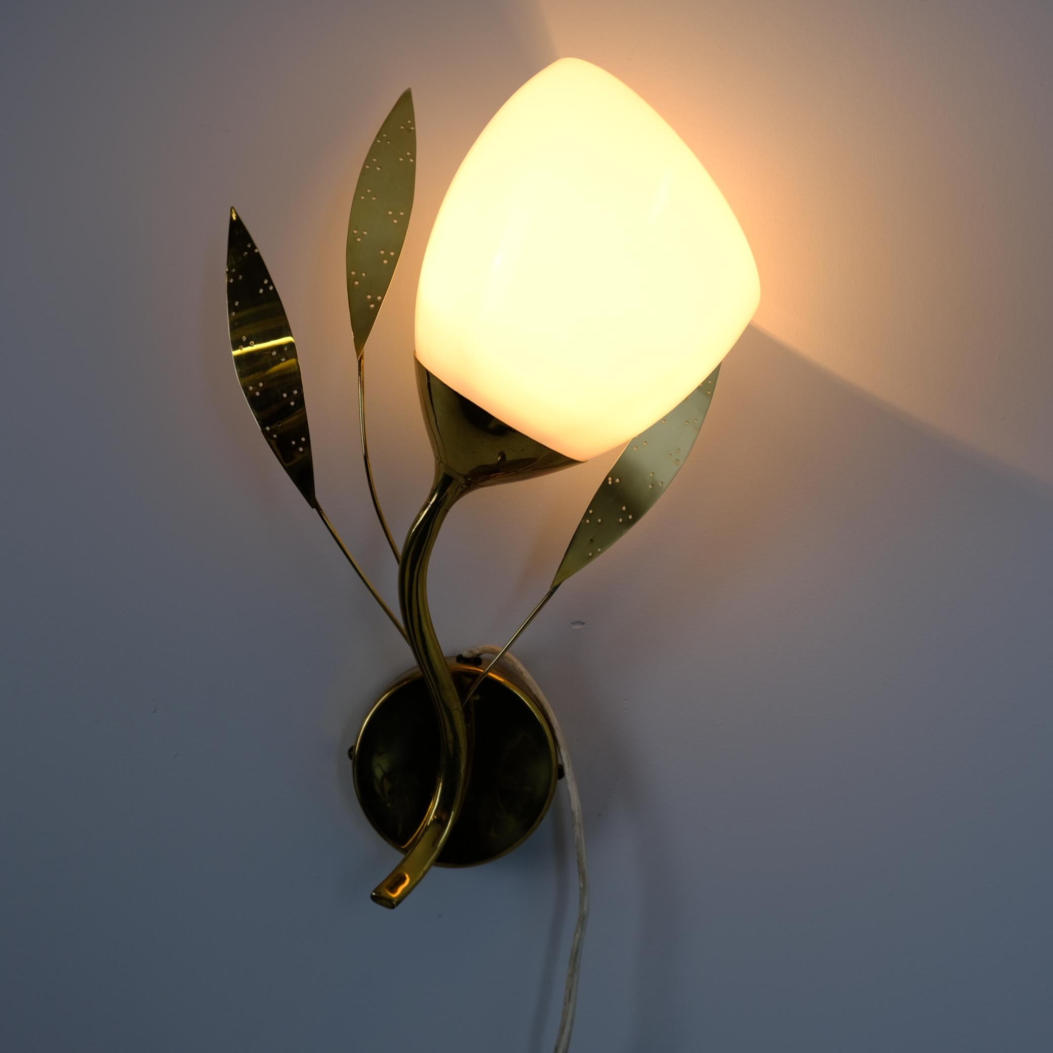 Applique florale moderne du milieu du siècle Model No 35 en laiton et verre, Itsu 1950s en vente 3