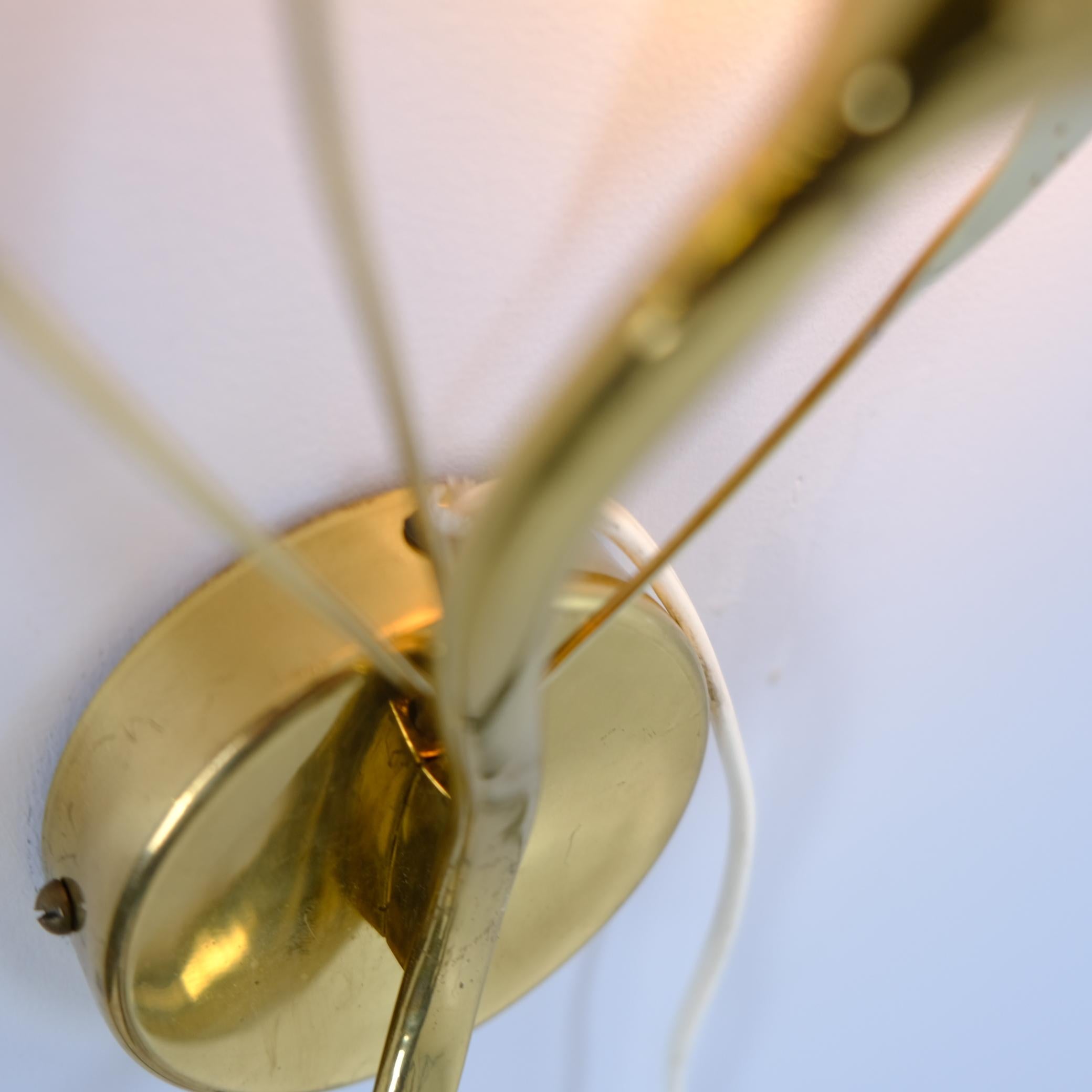 Applique florale moderne du milieu du siècle Model No 35 en laiton et verre, Itsu 1950s en vente 4