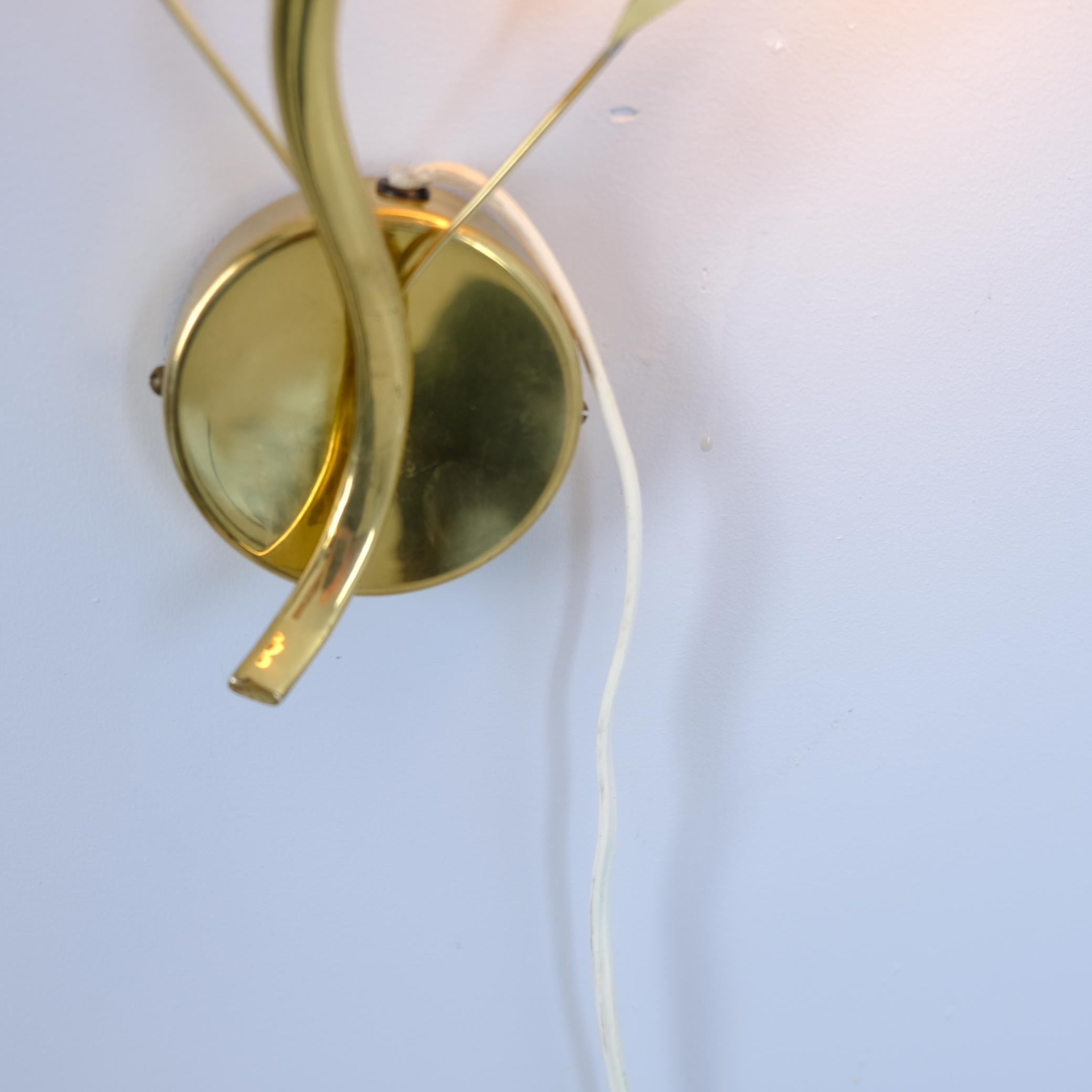 Applique florale moderne du milieu du siècle Model No 35 en laiton et verre, Itsu 1950s en vente 5