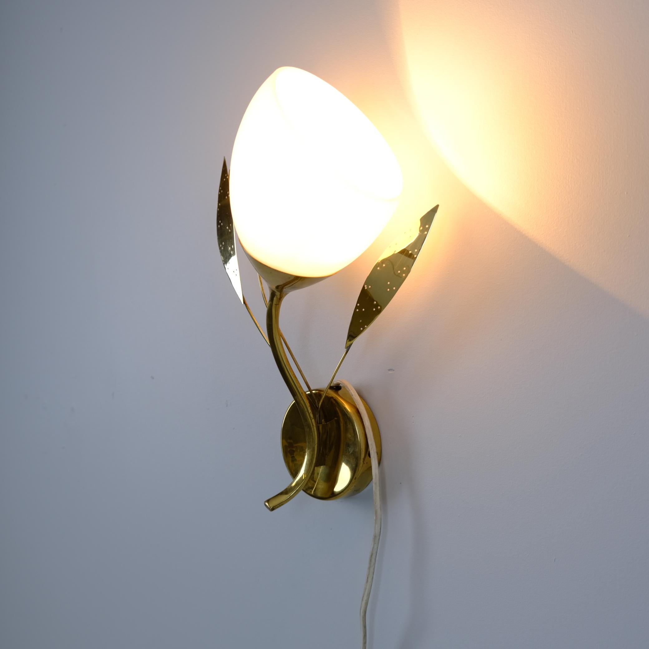 Mid-Century Modern Applique florale moderne du milieu du siècle Model No 35 en laiton et verre, Itsu 1950s en vente