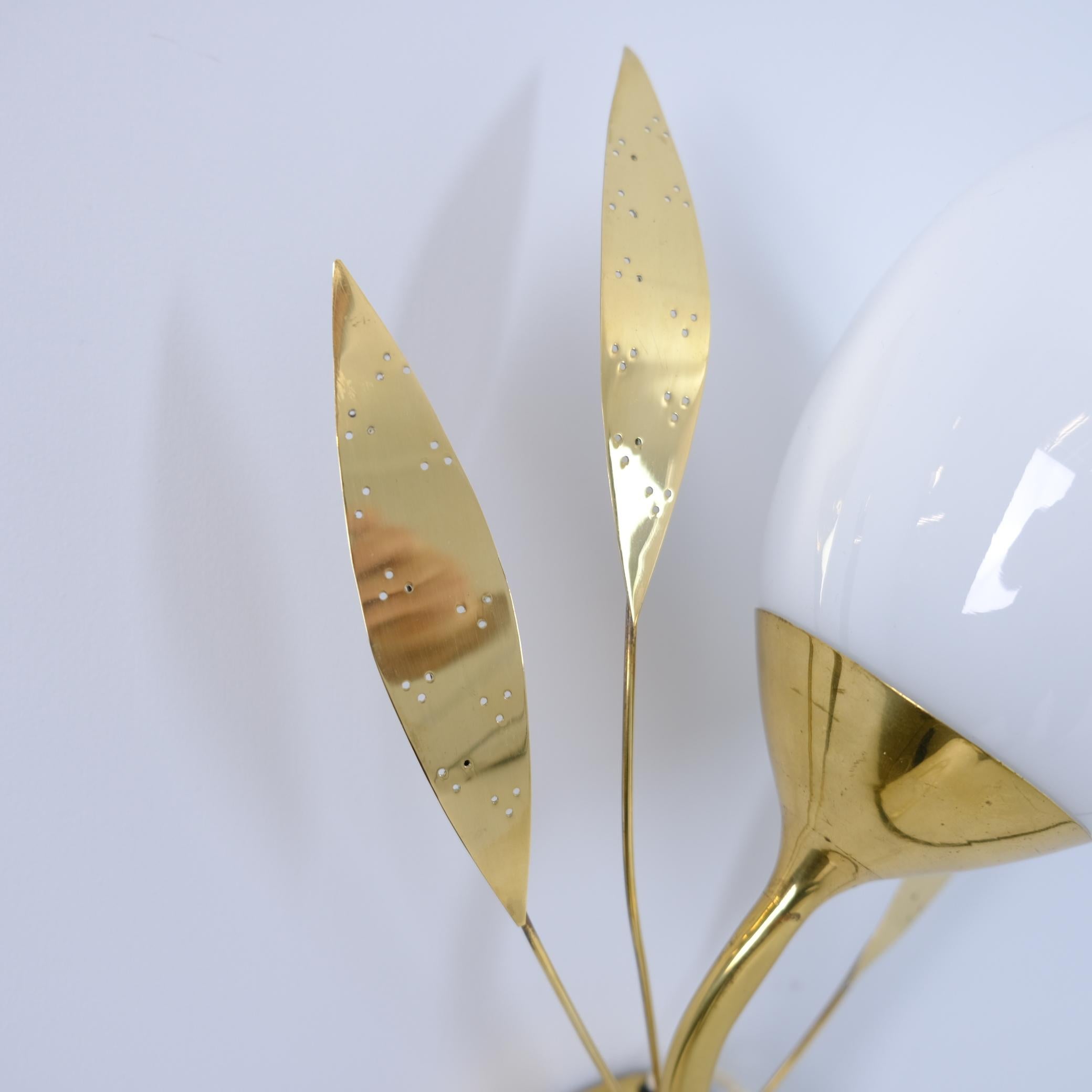 Milieu du XXe siècle Applique florale moderne du milieu du siècle Model No 35 en laiton et verre, Itsu 1950s en vente