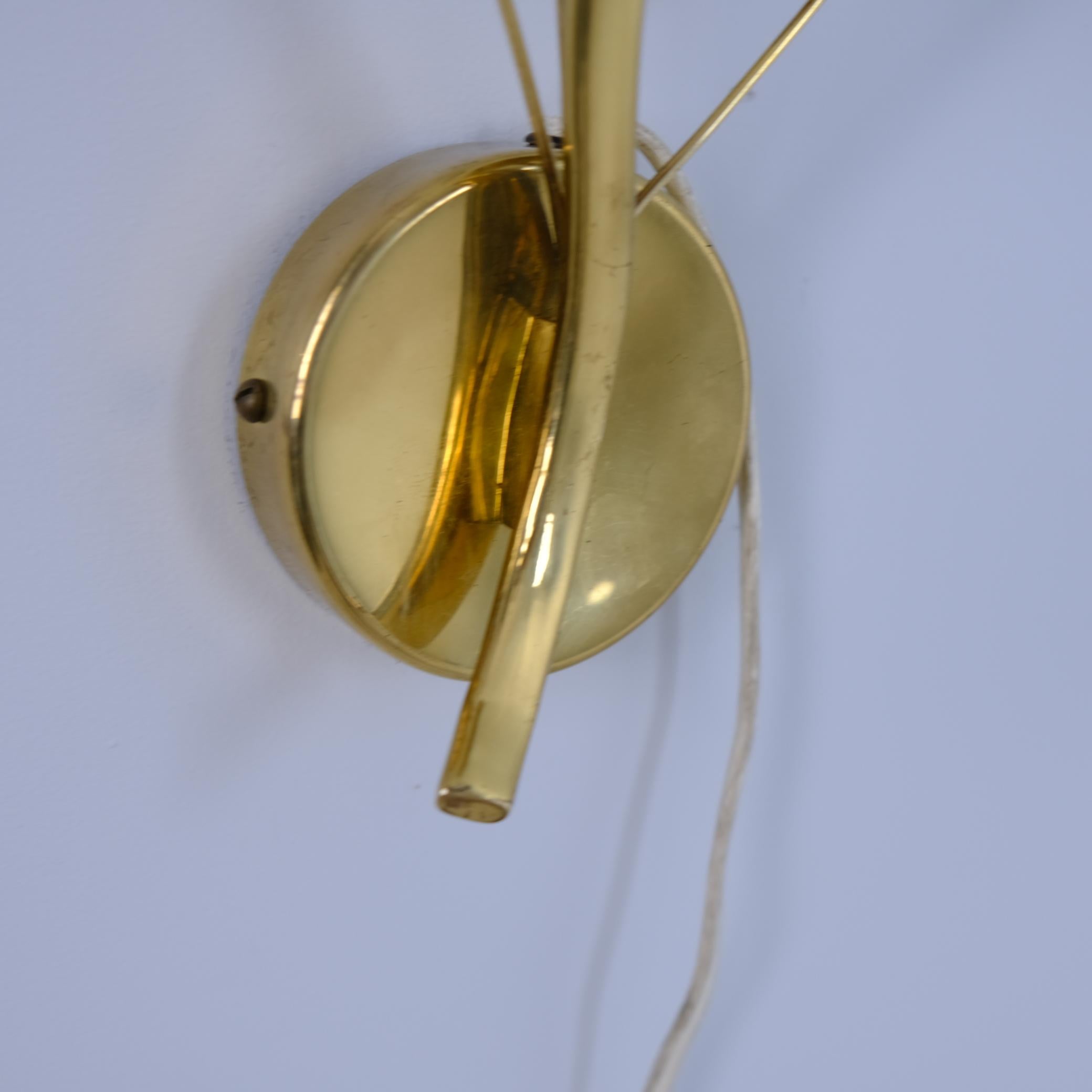 Laiton Applique florale moderne du milieu du siècle Model No 35 en laiton et verre, Itsu 1950s en vente