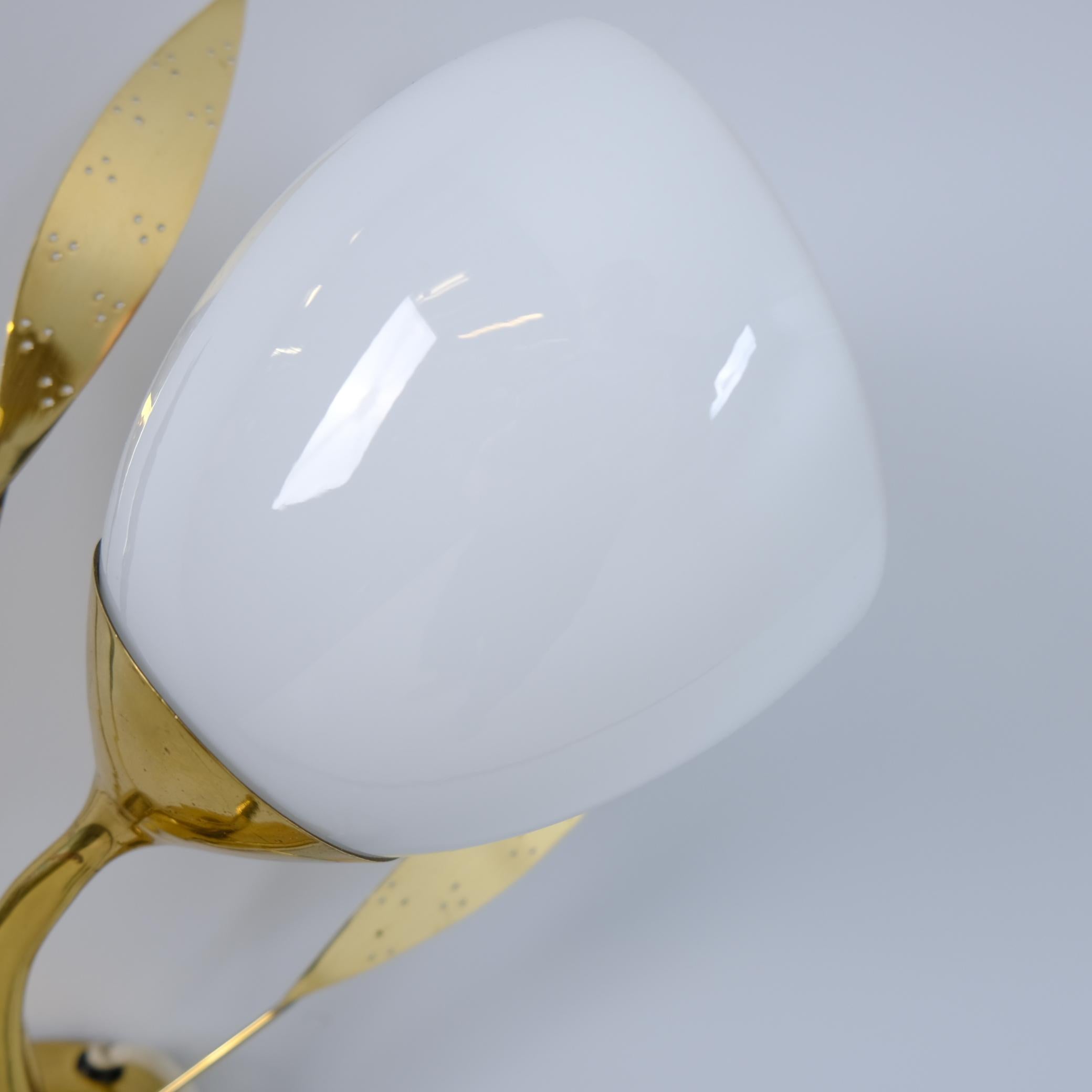 Applique florale moderne du milieu du siècle Model No 35 en laiton et verre, Itsu 1950s en vente 1