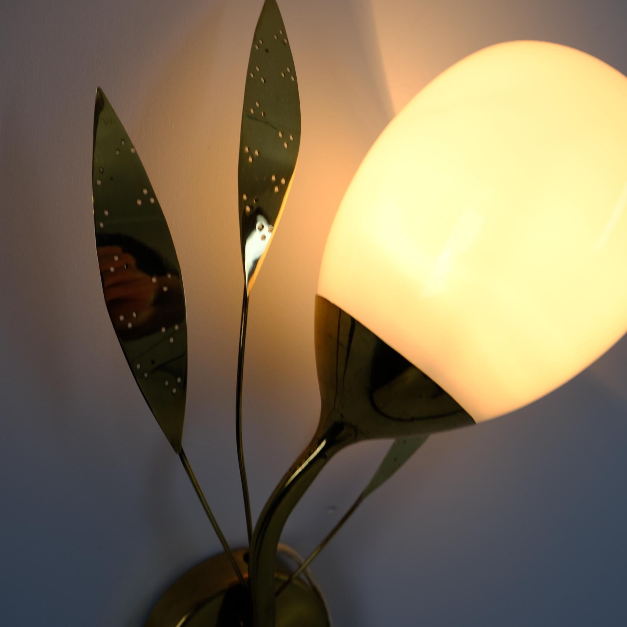 Applique florale moderne du milieu du siècle Model No 35 en laiton et verre, Itsu 1950s en vente 2