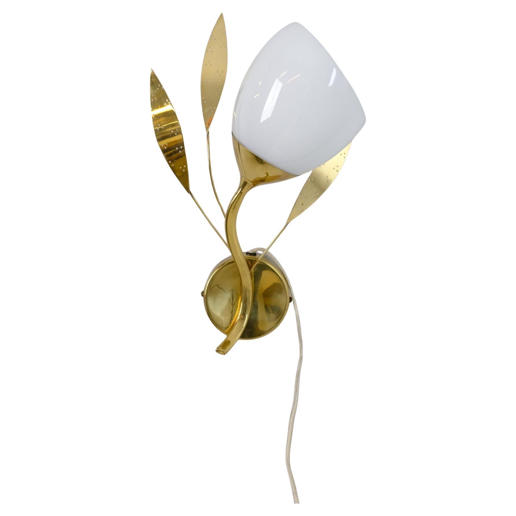 Applique florale moderne du milieu du siècle Model No 35 en laiton et verre, Itsu 1950s en vente