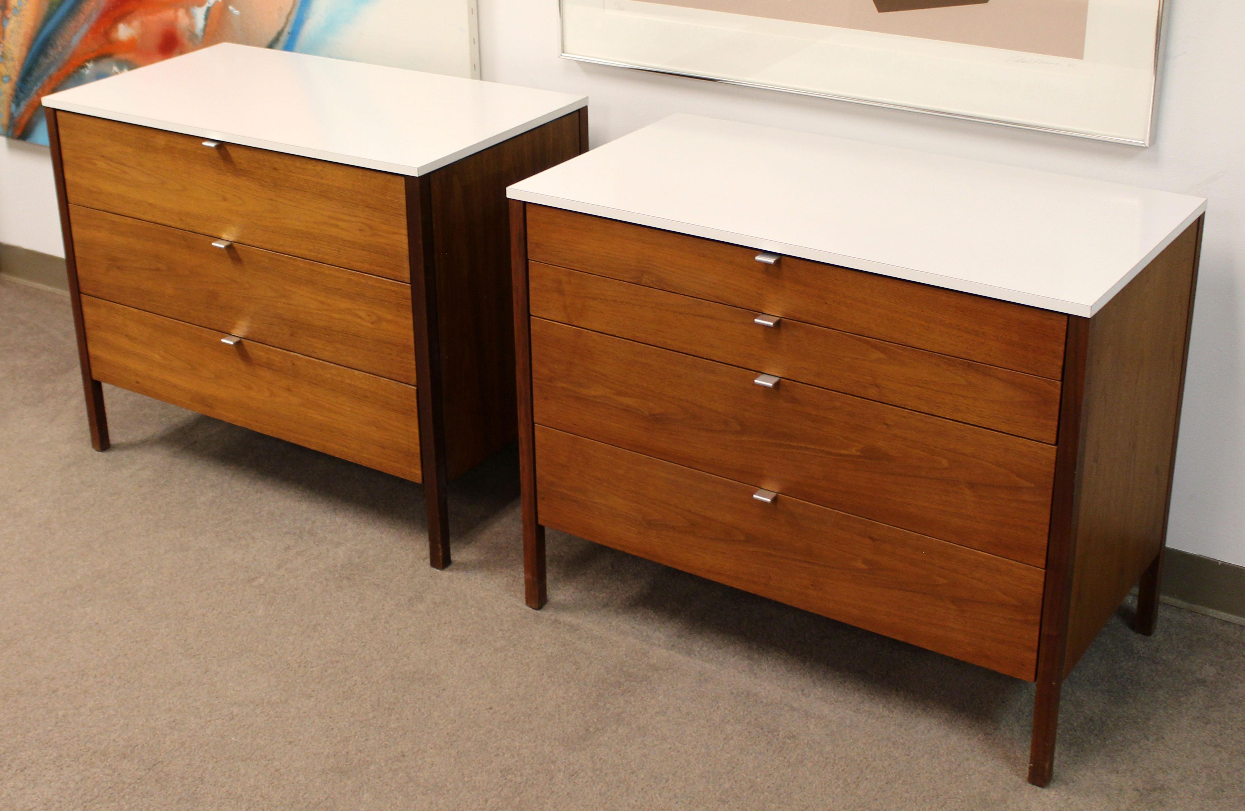 Mid-Century Modern Florence Knoll Bedroom Set of 3 Dressers and Nightstand In Good Condition In Keego Harbor, MI