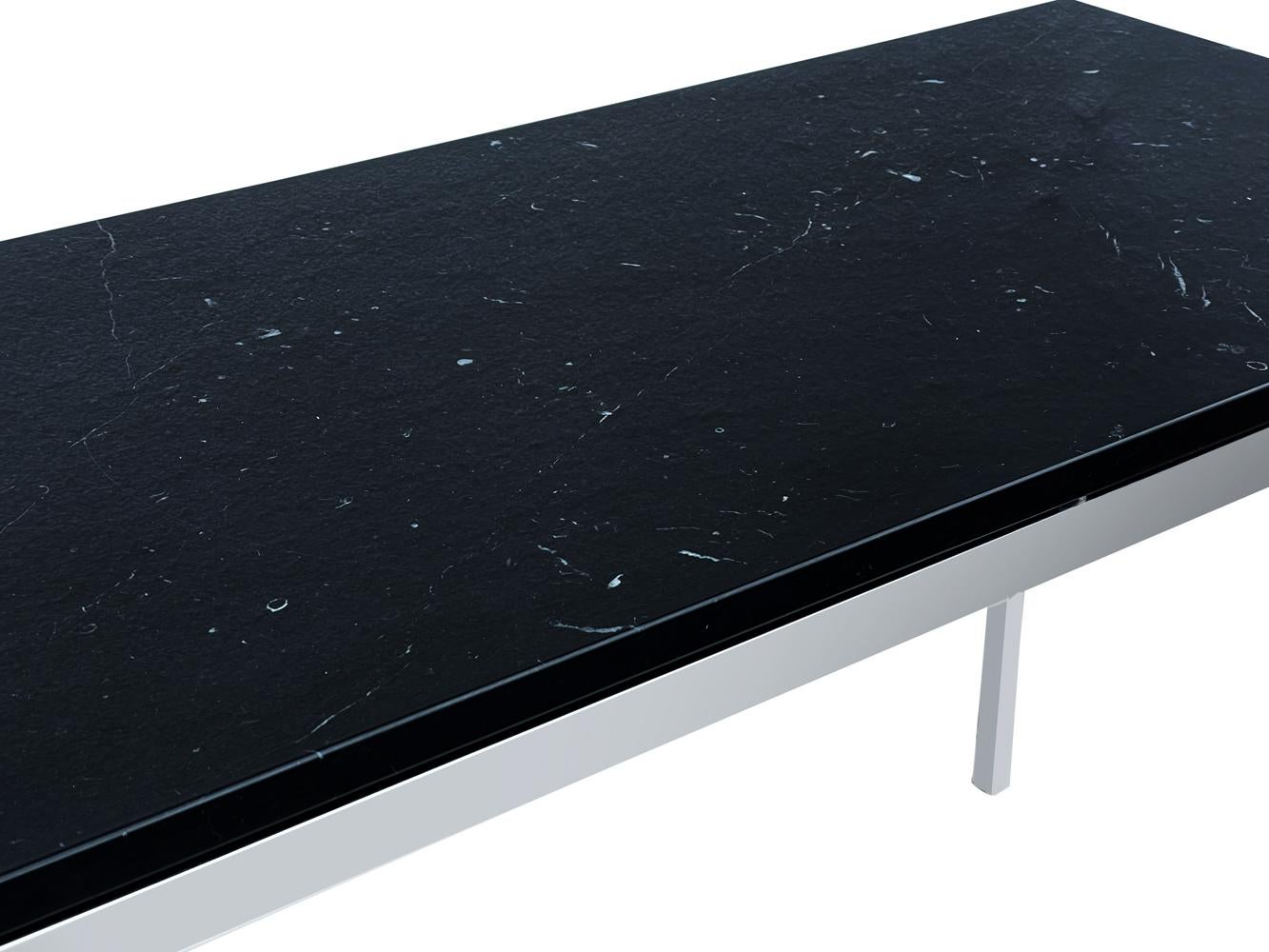 Américain Table console ou table d'entrée moderne du milieu du siècle en marbre noir Florence Knoll en vente