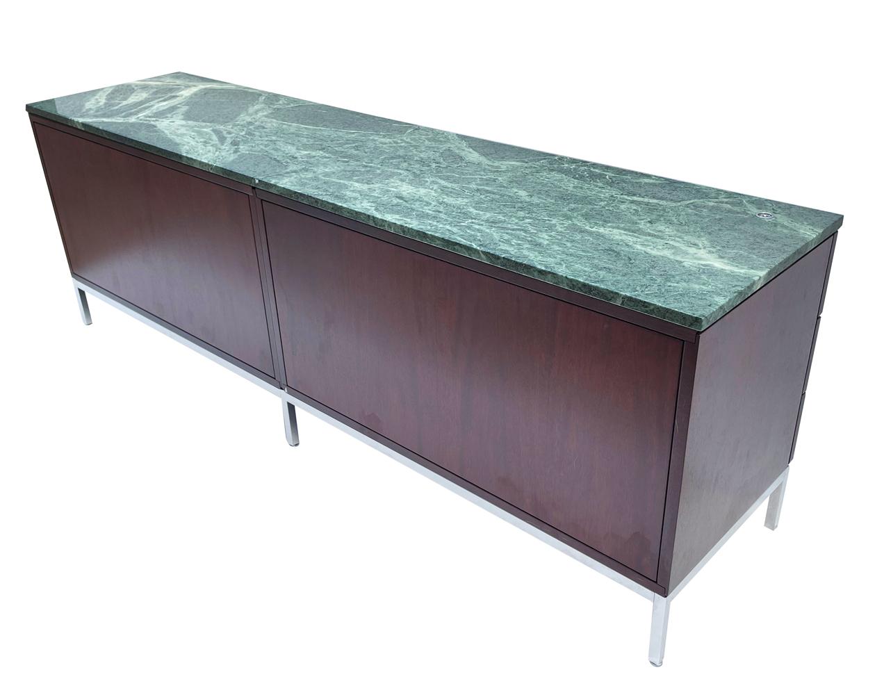 Acciaio inossidabile Credenza o mobile di metà secolo Florence Knoll con piano in marmo verde e verde in vendita