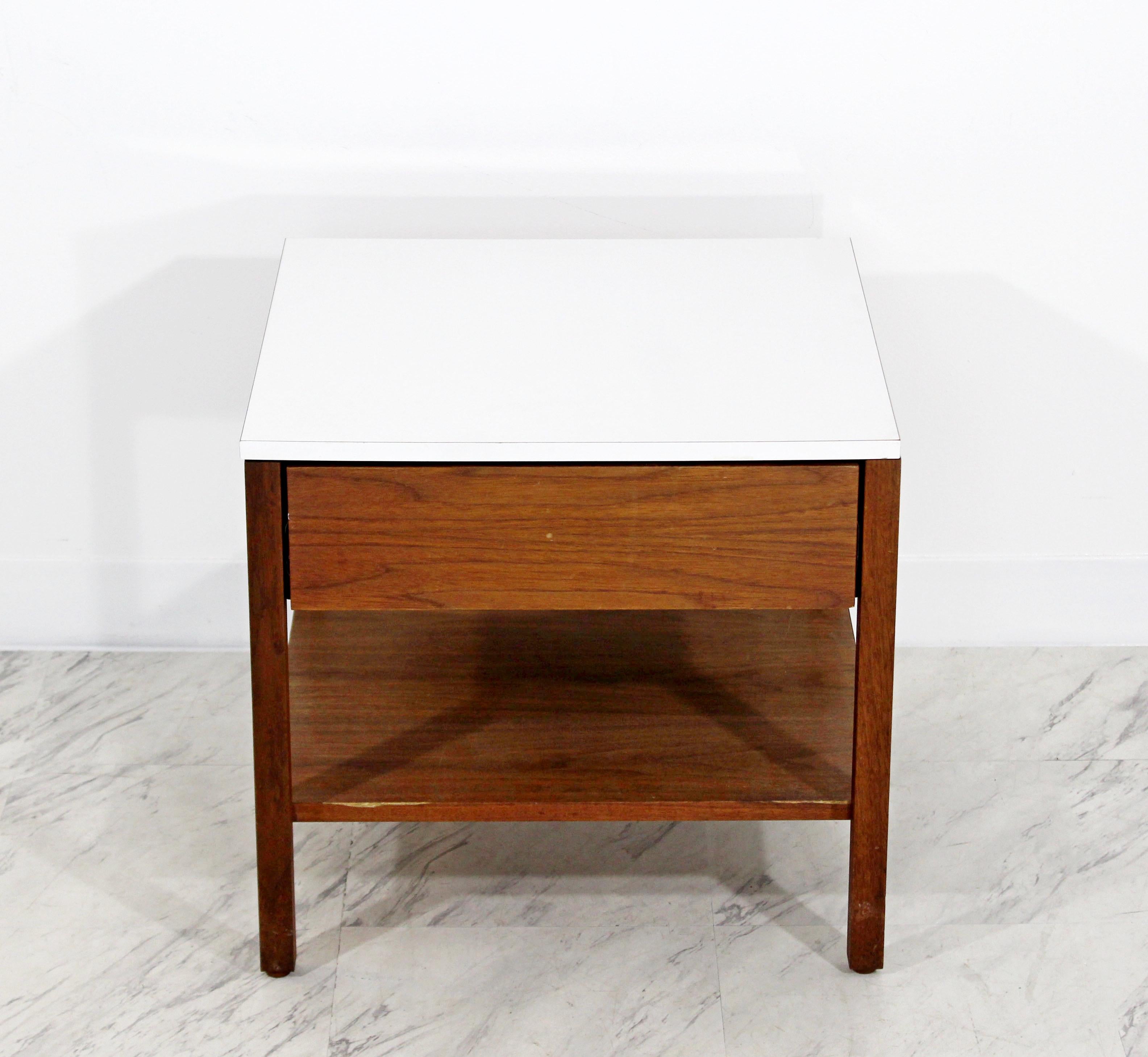 Mid-Century Modern Florence Knoll Single Drawer Walnut Nightstand, 1960s In Good Condition In Keego Harbor, MI