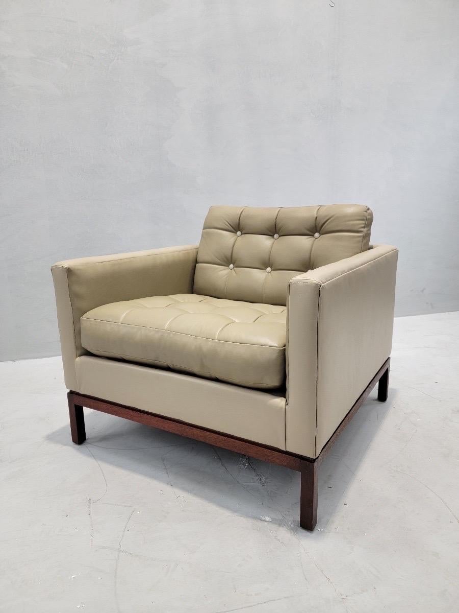 Mid Century Modern Florence Knoll Style Tufted Club Lounge Newly Upholstered In Good Condition For Sale In Chicago, IL