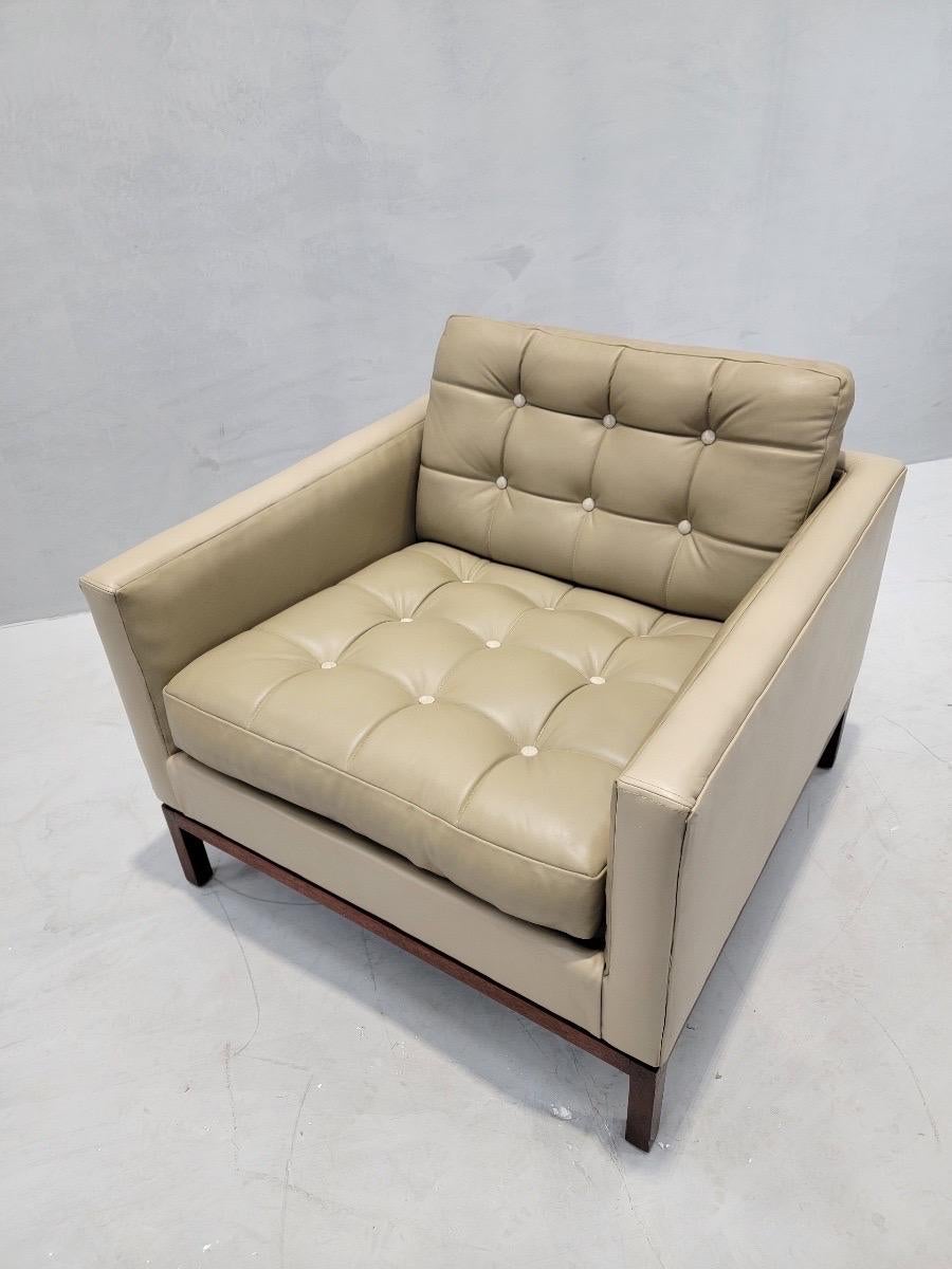 Mid Century Modern Florence Knoll Style Tufted Club Lounge Newly Upholstered For Sale 2