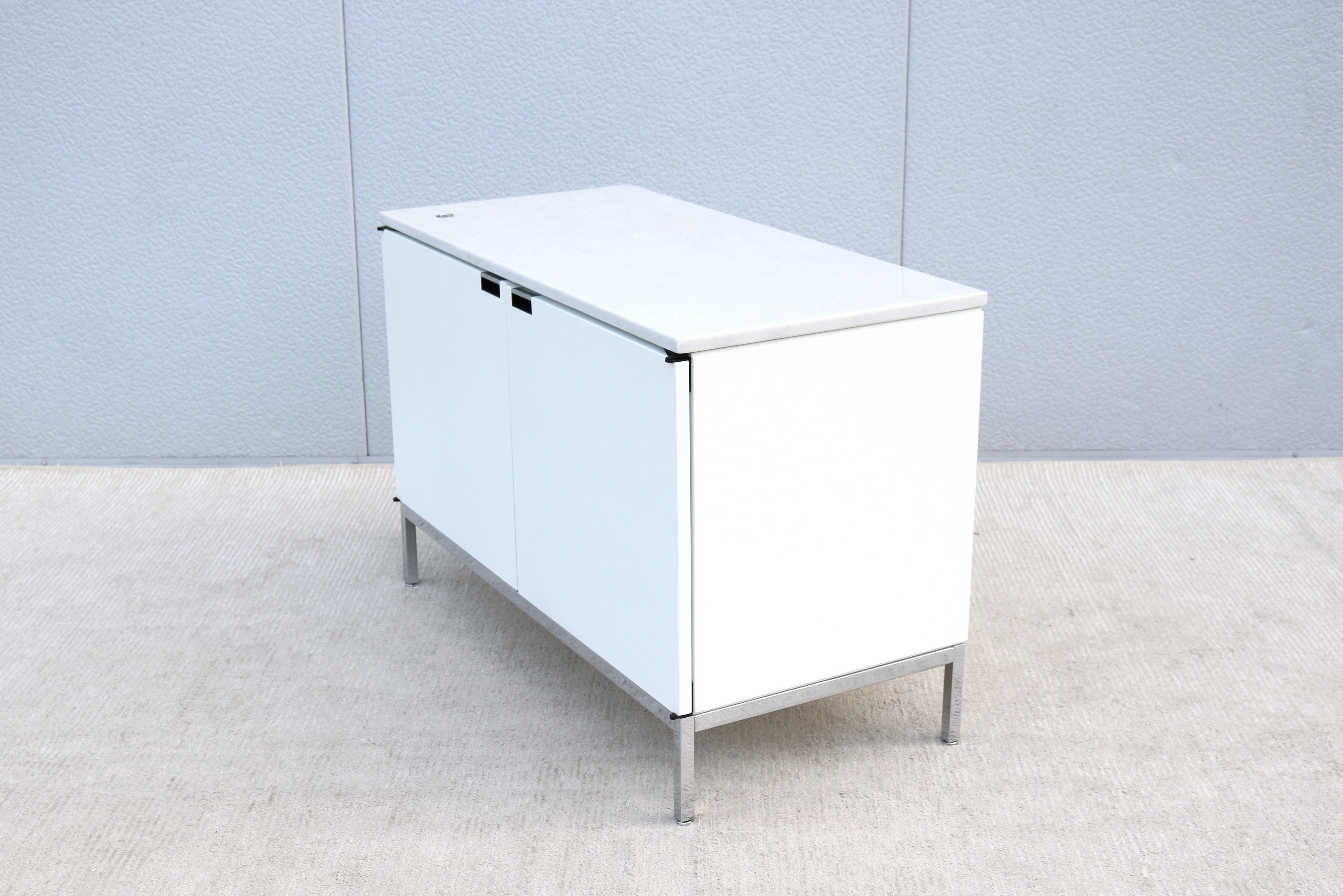 Moderna de mediados de siglo Florence Knoll Credenza de dos posiciones para Knoll Tapa de mármol en venta 2